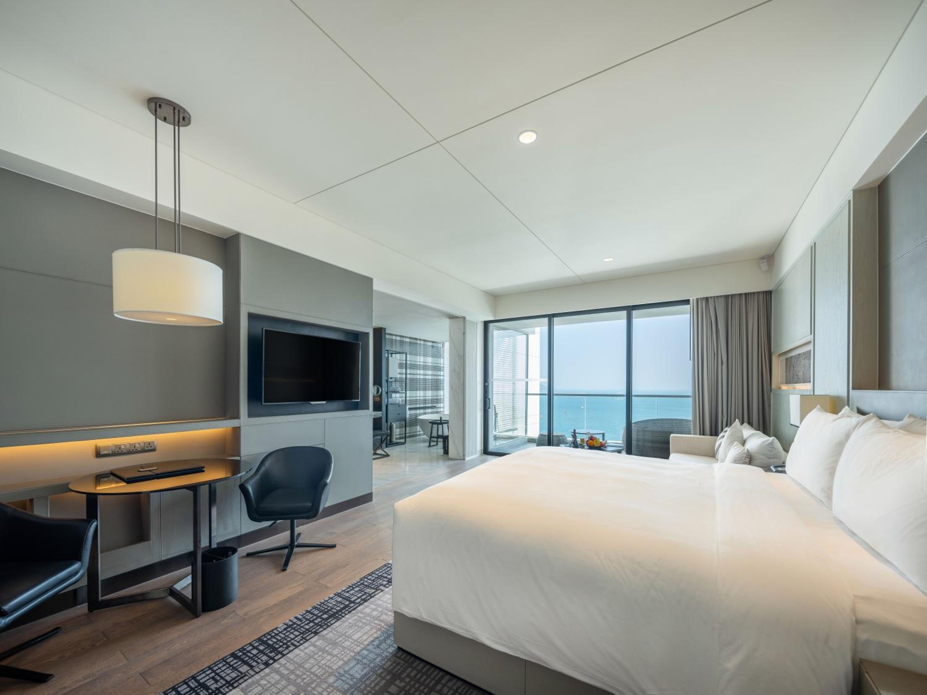 Glamorous Room, Guest room, 1 King, Ocean view, Balcony