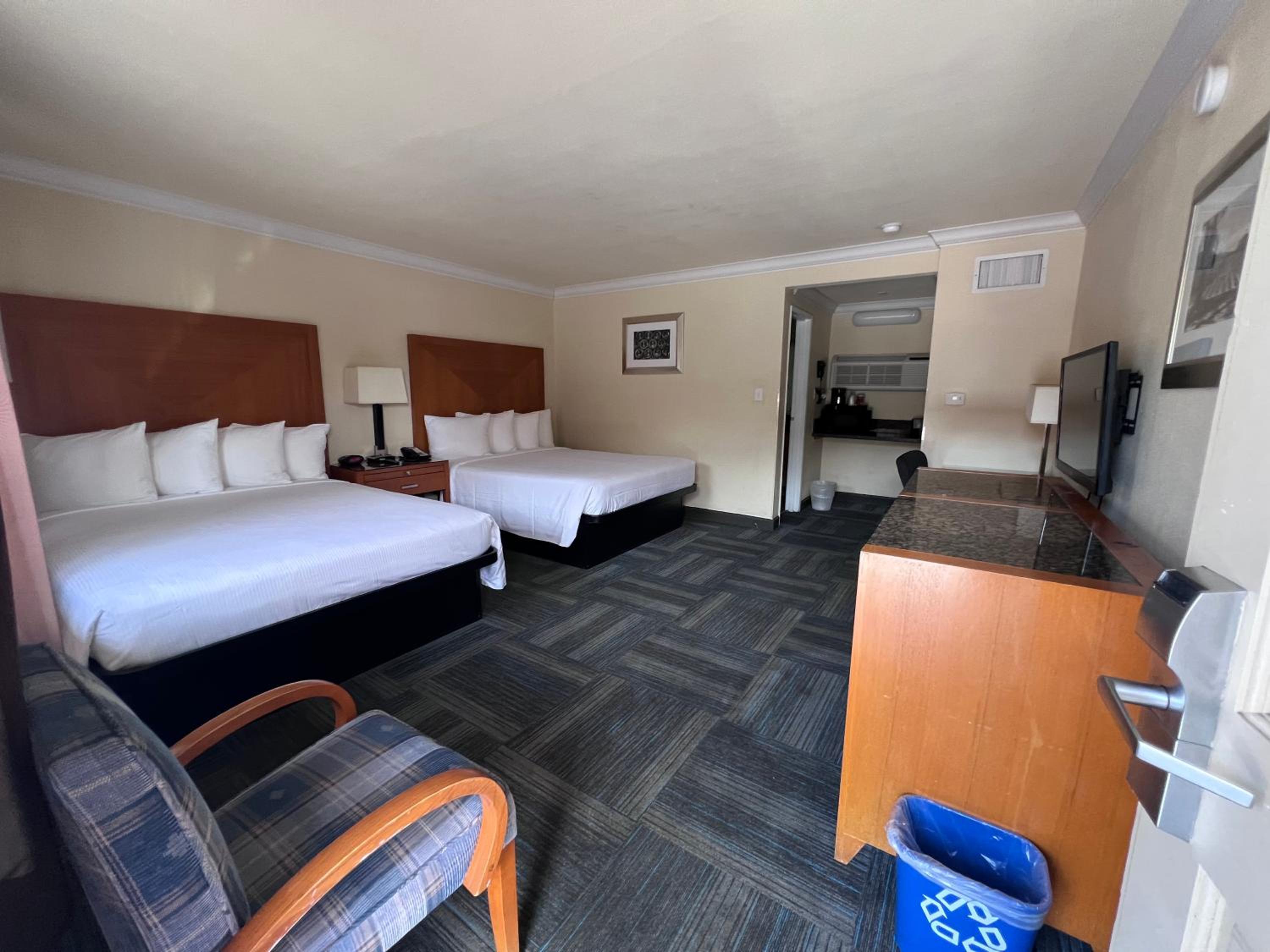 Queen Room with Two Queen Beds - Photo 12