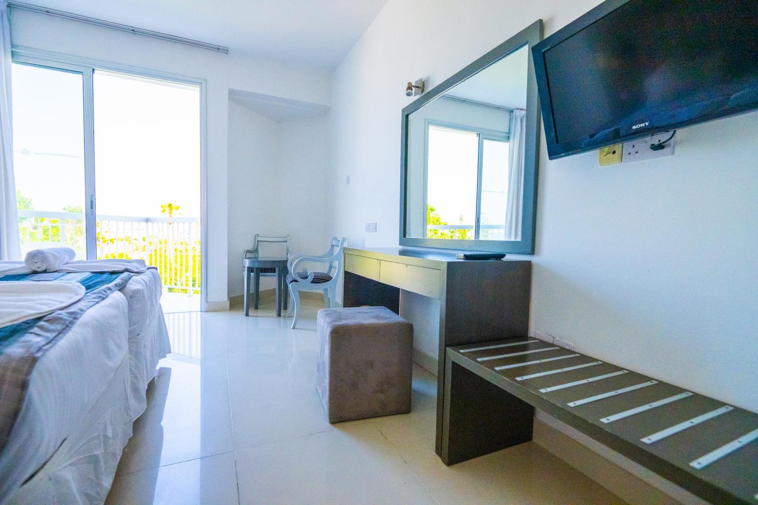 Double or Twin Room with Pool View photo 2