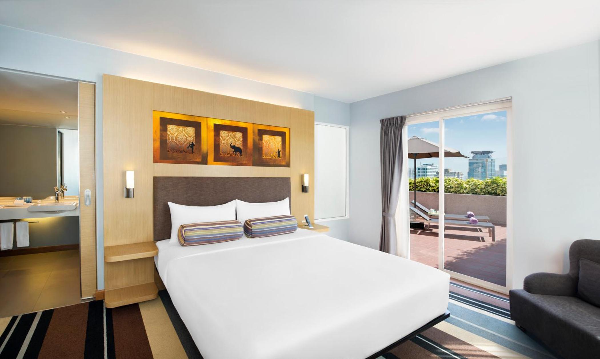 One-Bedroom Savvy King Suite with City View - High Floor photo 2