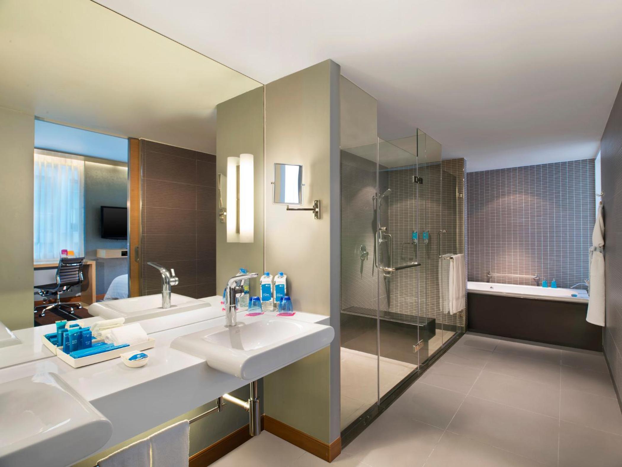 One-Bedroom Savvy King Suite with City View - High Floor photo 2