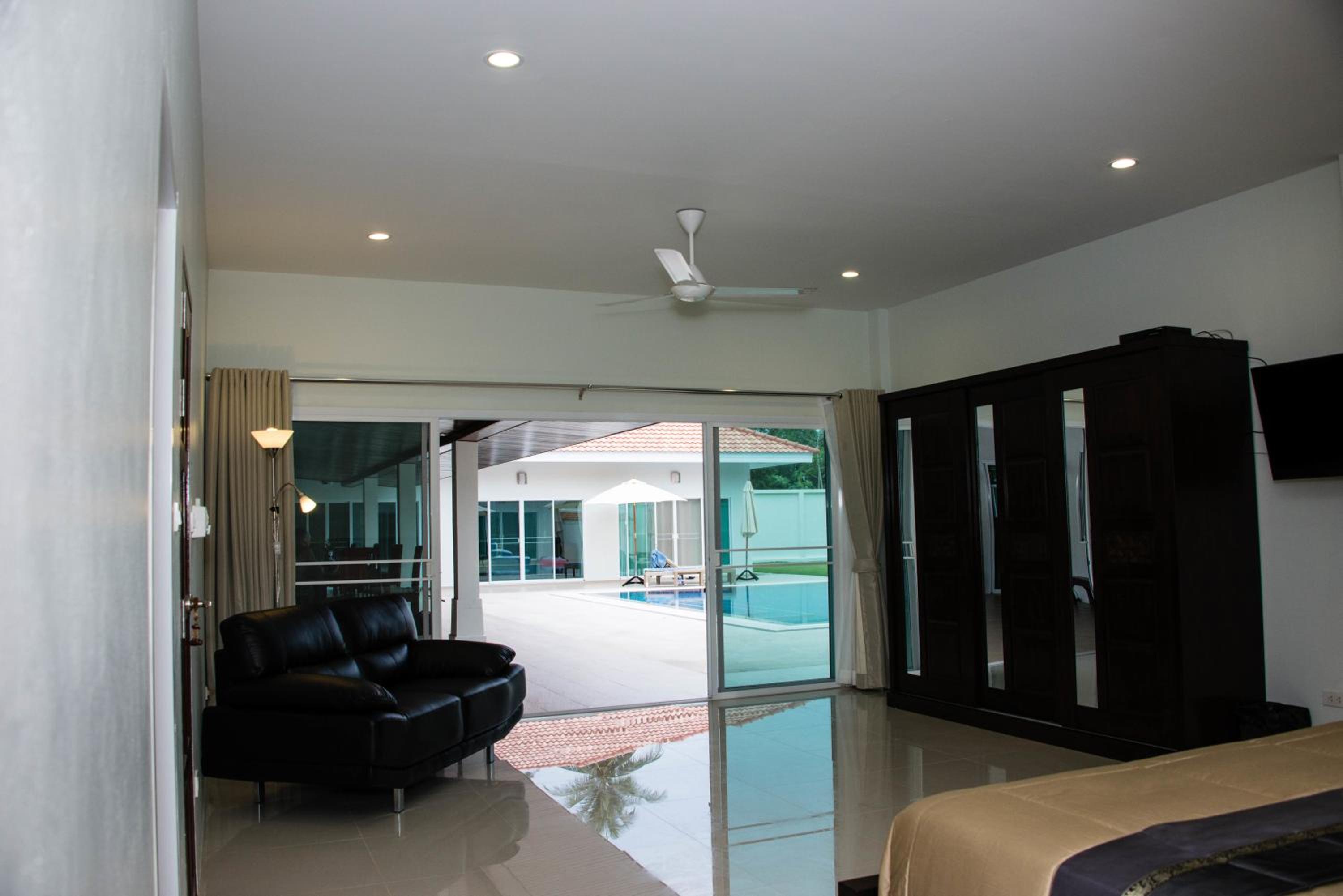 King Room with Pool View photo 3