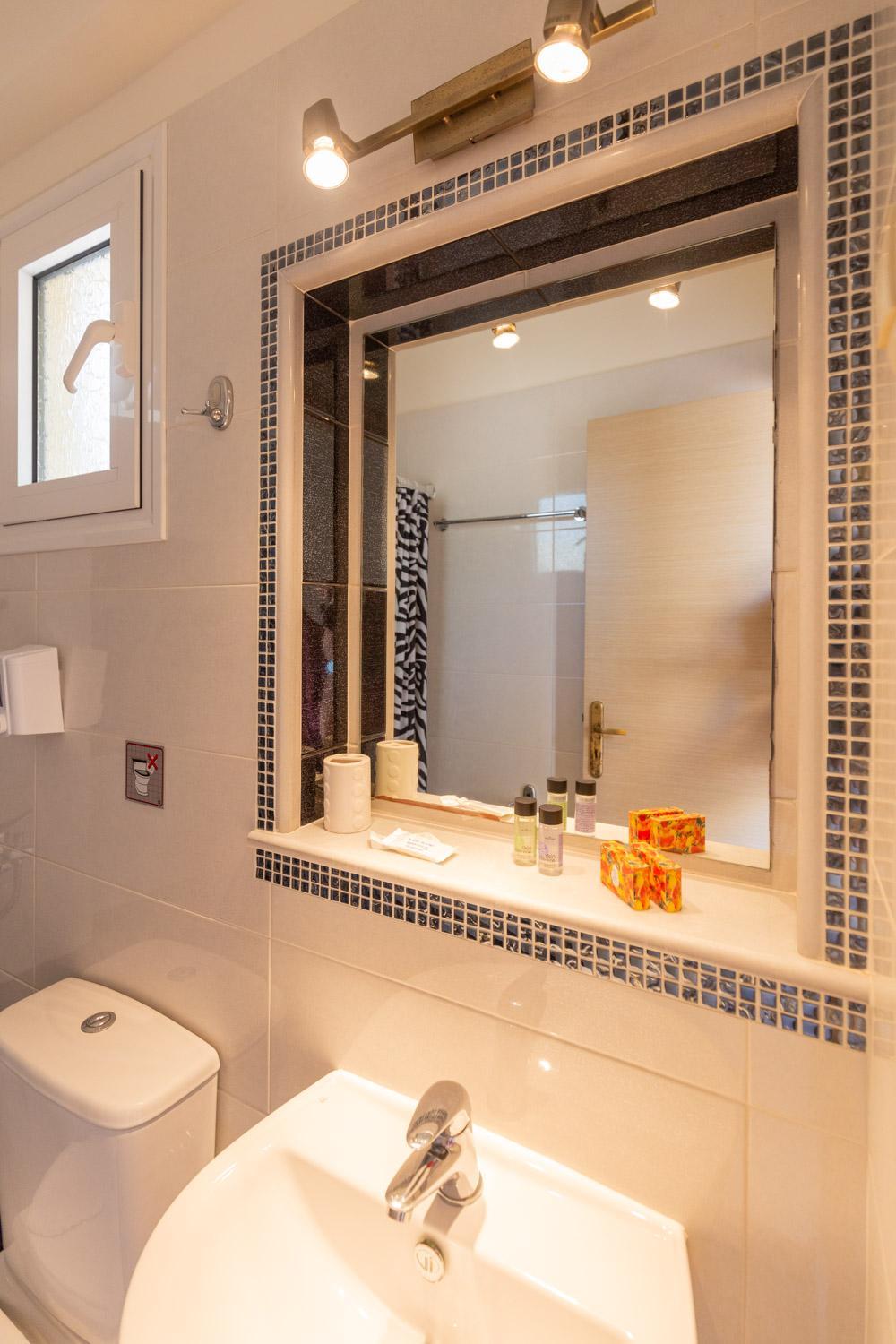 Double Room with Partial Sea View - Photo 7