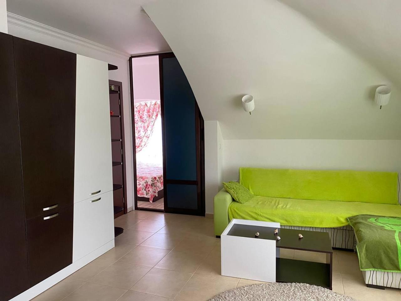 One-Bedroom Apartment photo 1