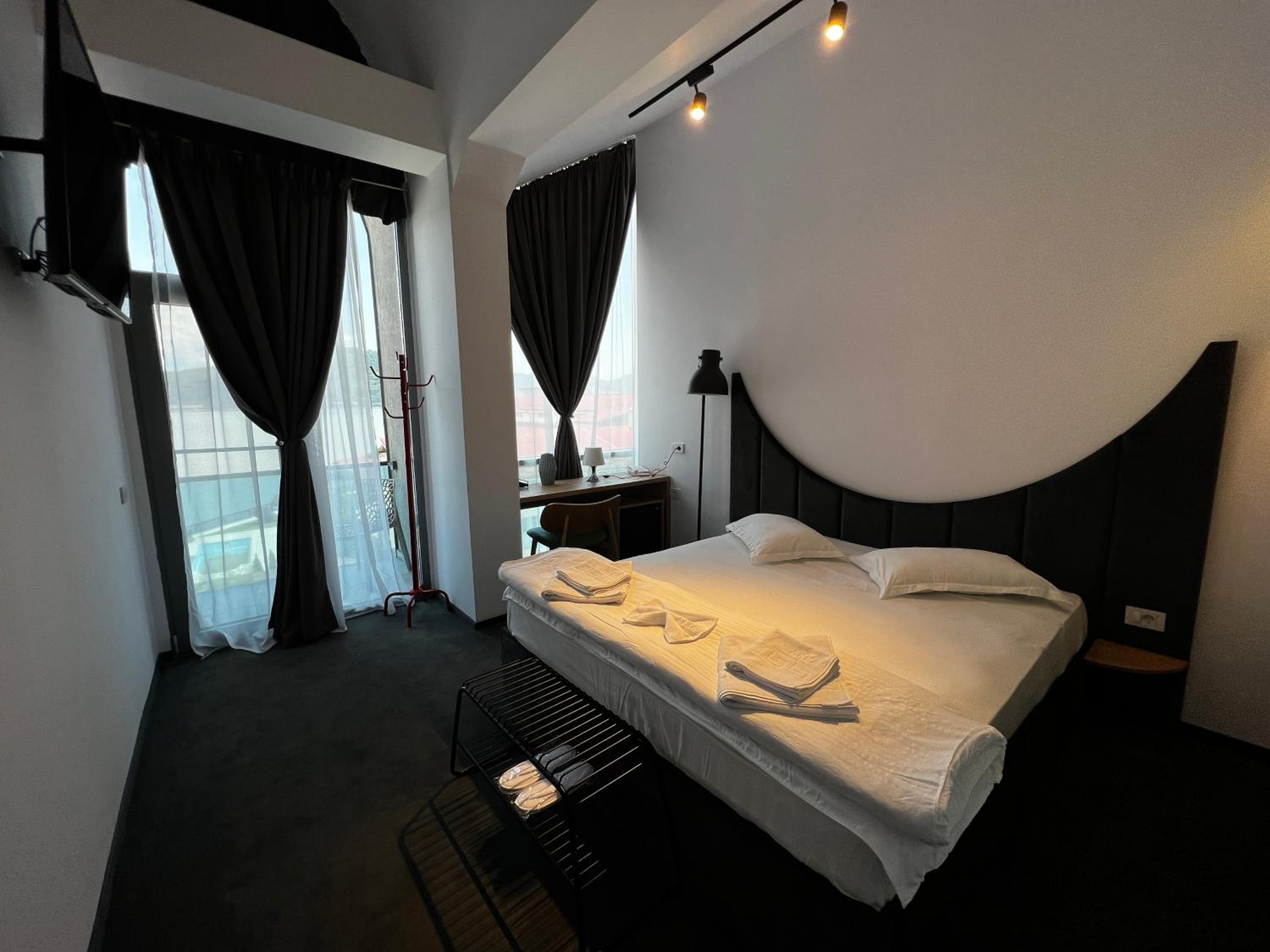Deluxe Double Room with Balcony photo 2
