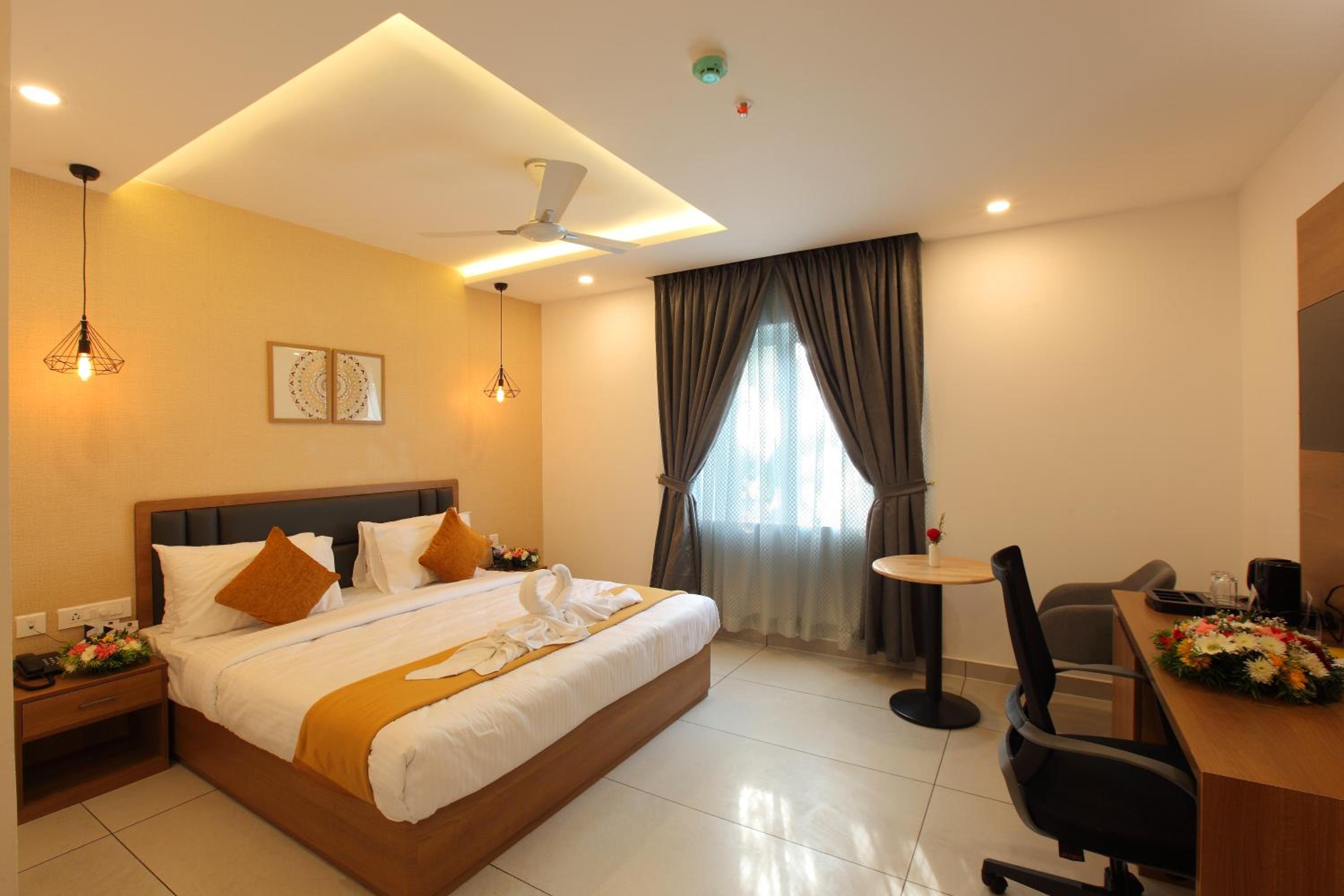 Deluxe King Suite photo 2