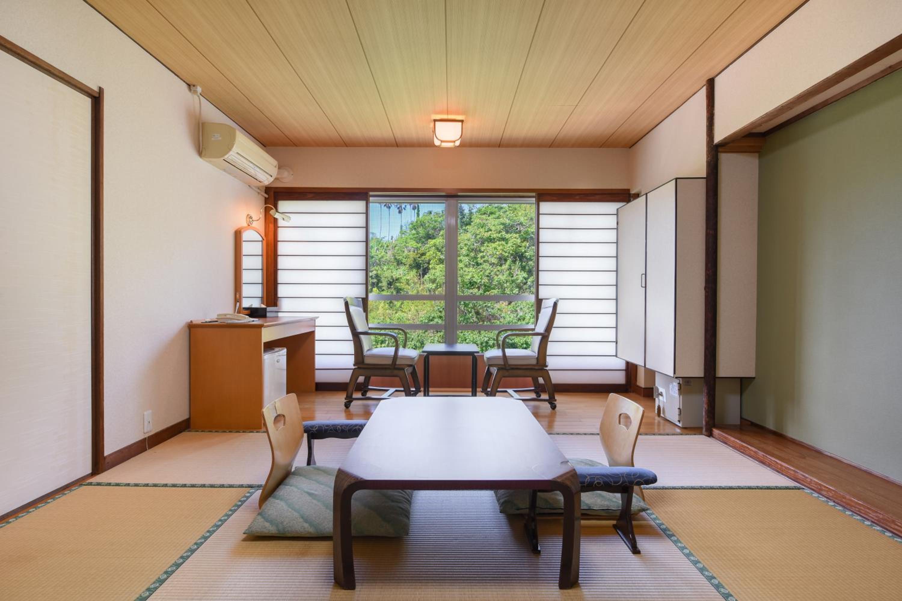 Japanese-Style Room with Forest View photo 1