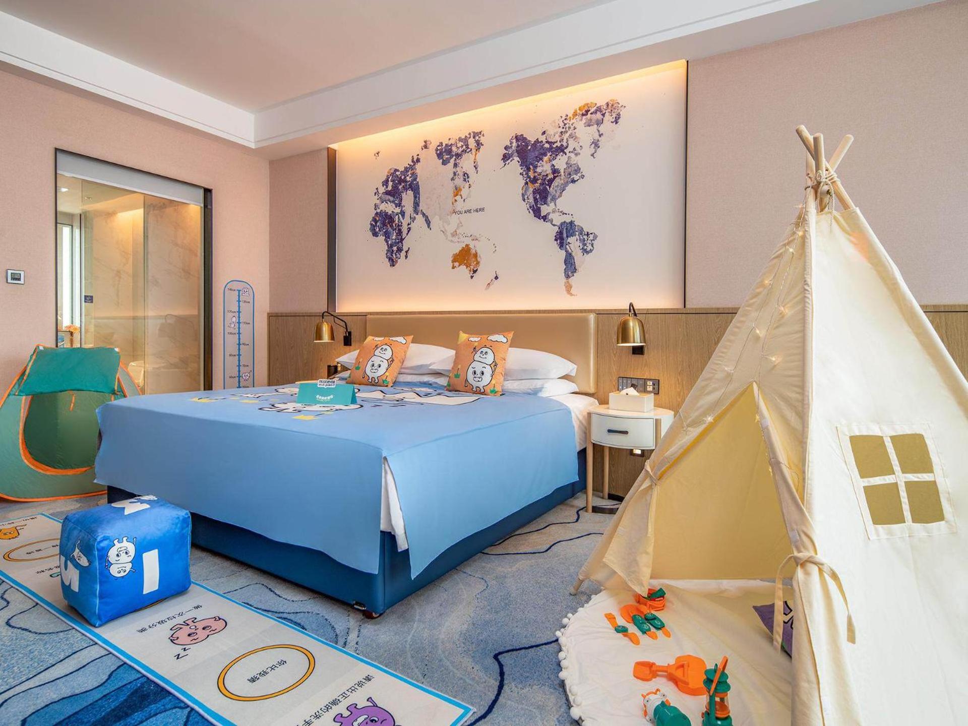 Happy Family Room with Theme