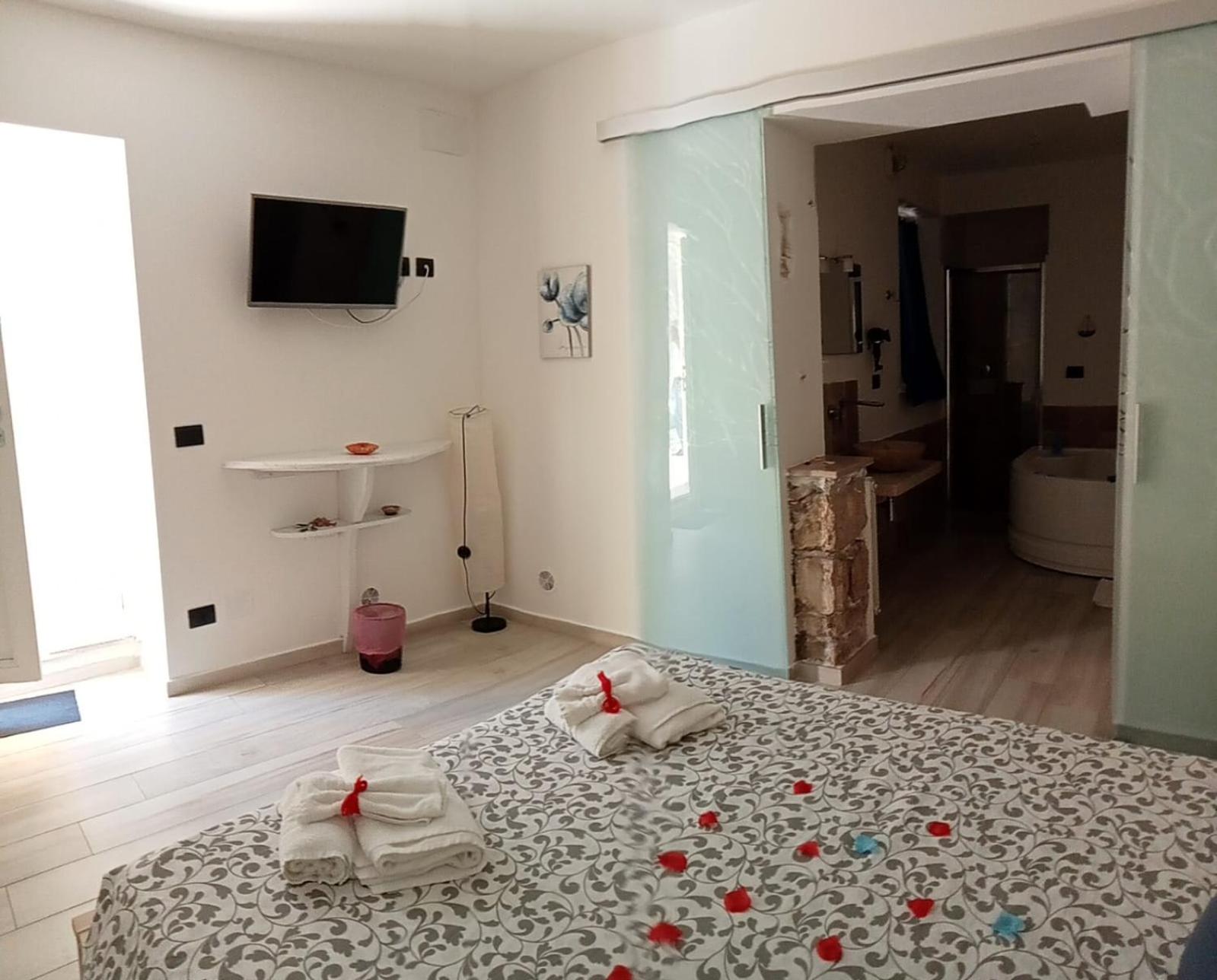 Suite with Spa Bath - Photo 11