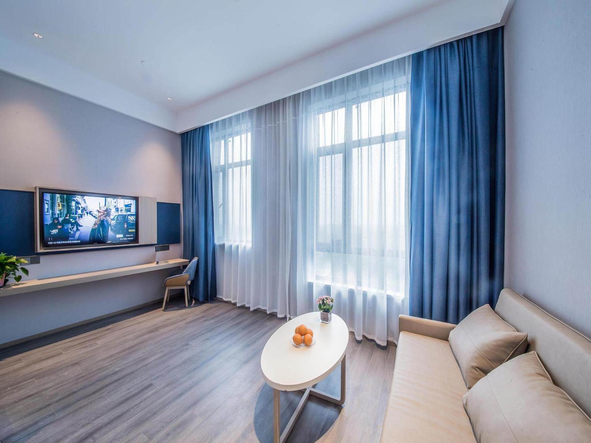 Premier Suite with View photo 2
