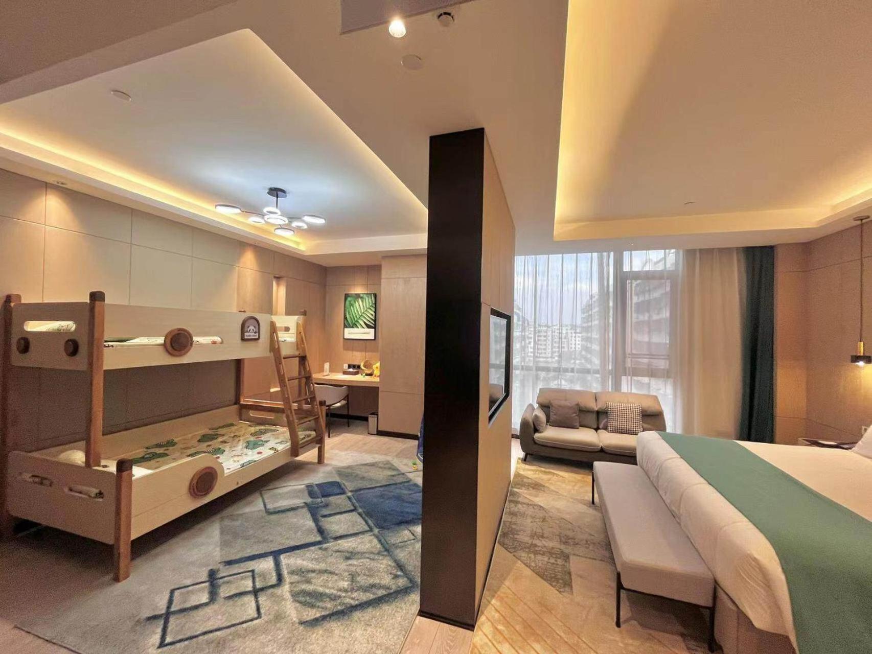 Family Room With Twin Bed photo 2