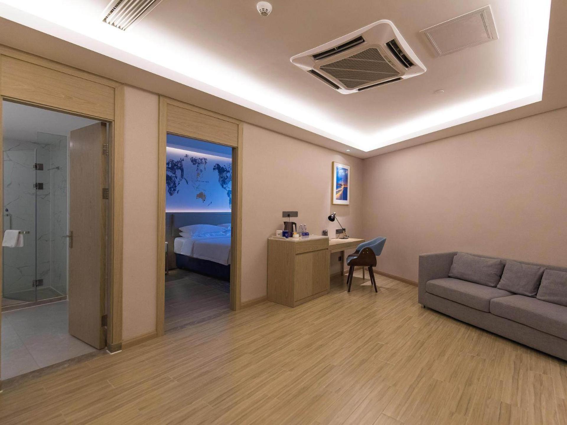 Premier Suite without Window photo 2