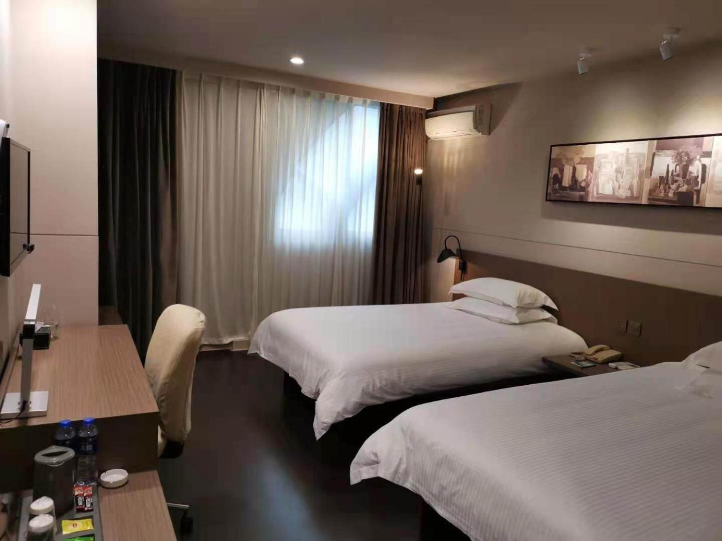 Business Twin Room C without Window photo 2