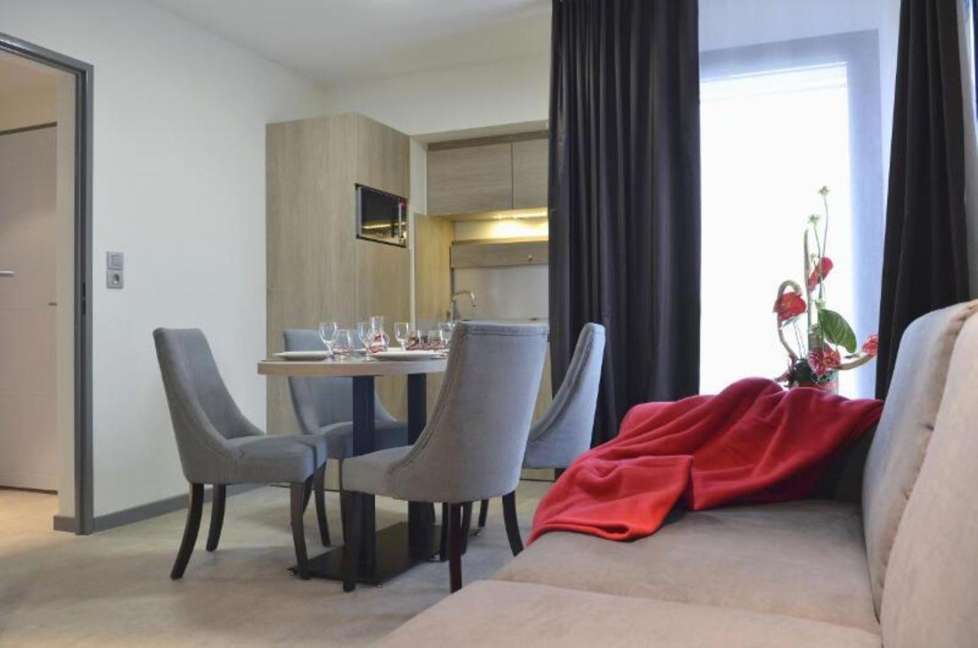 Two-Bedroom Apartment - Non-Smoking - Photo 4