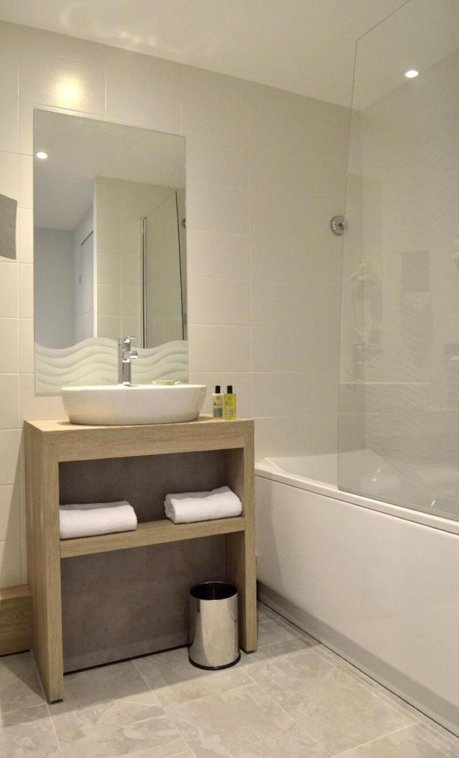 Two-Bedroom Apartment - Non-Smoking - Photo 2