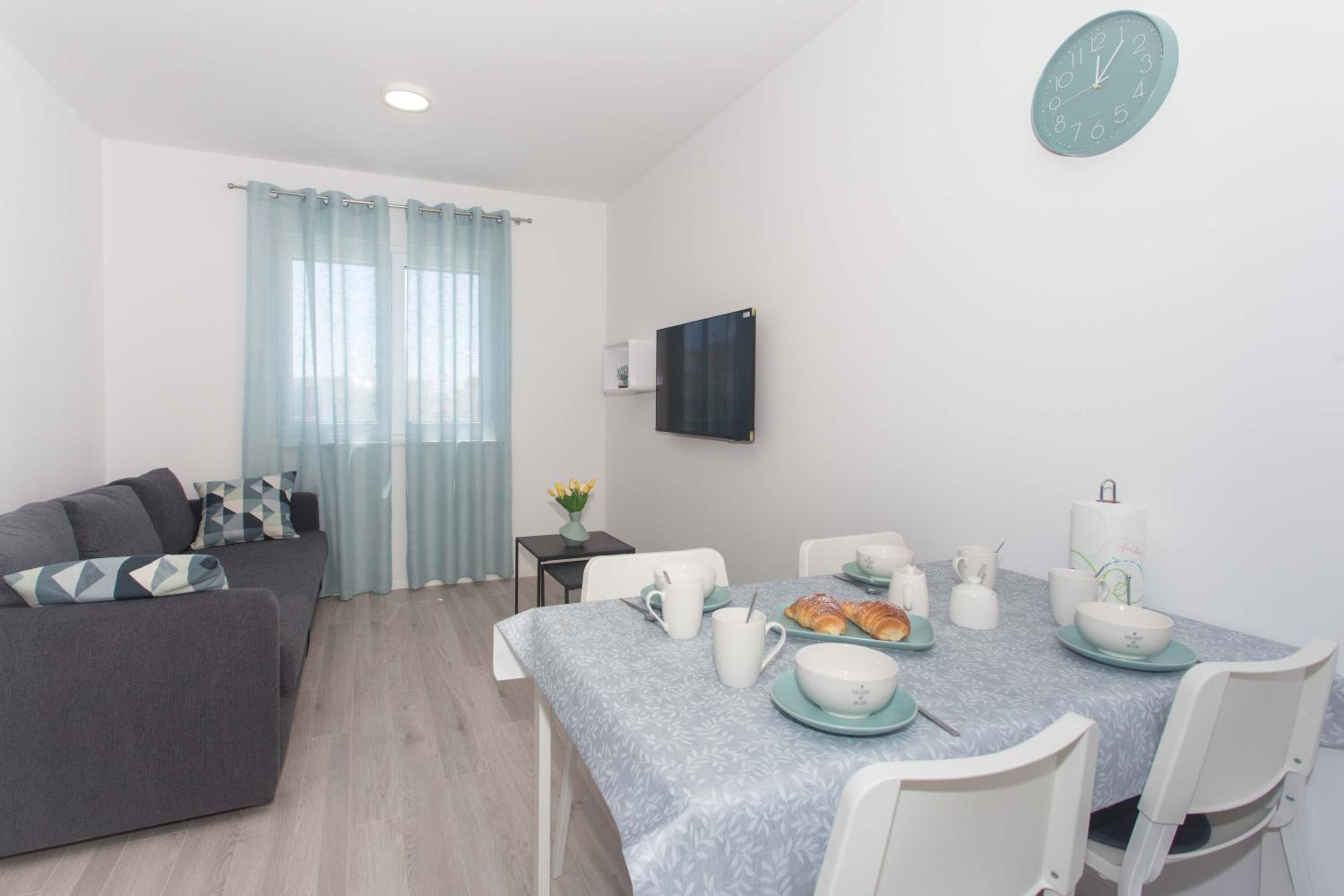 One-Bedroom Apartment - Photo 2