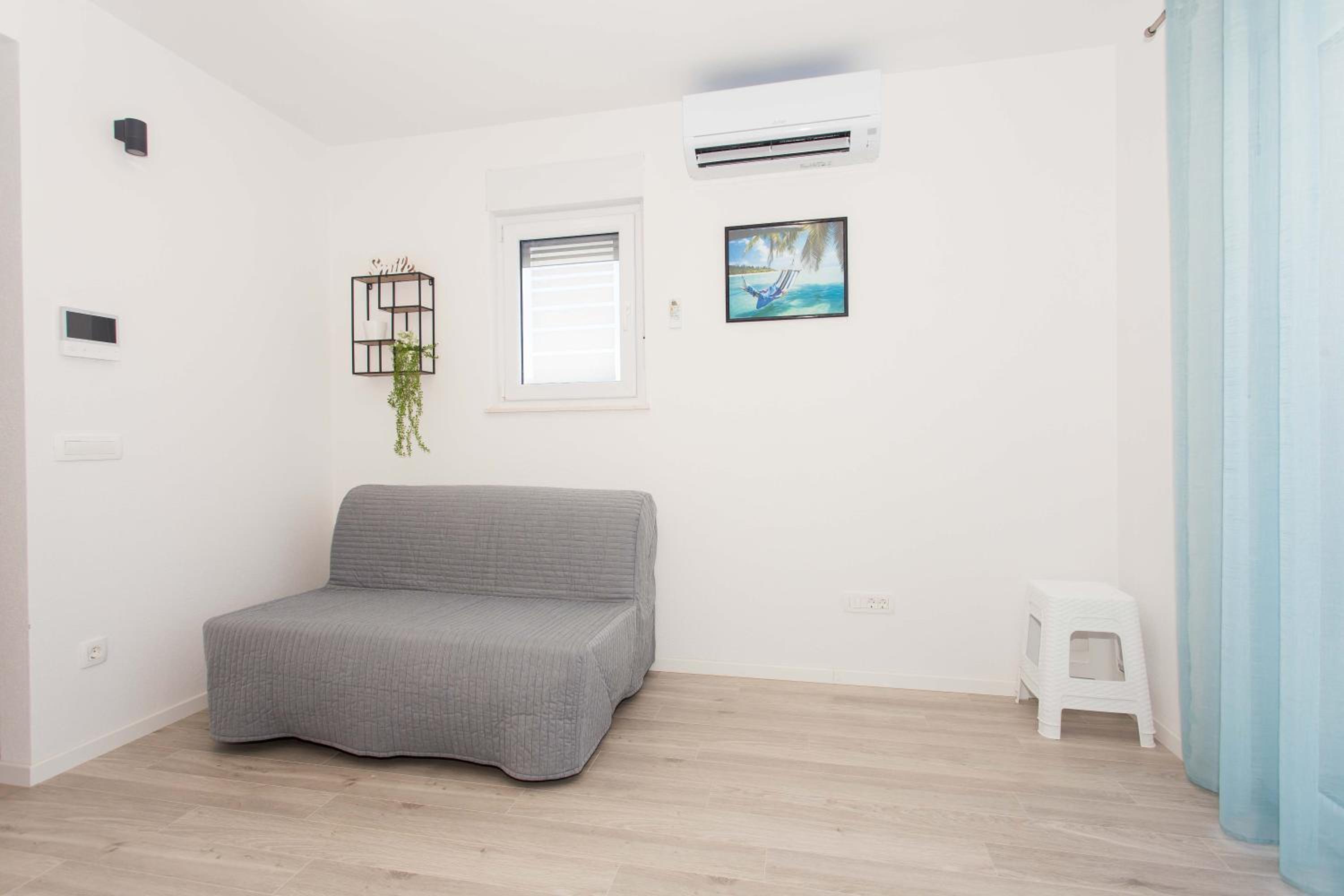 One-Bedroom Apartment - Photo 1