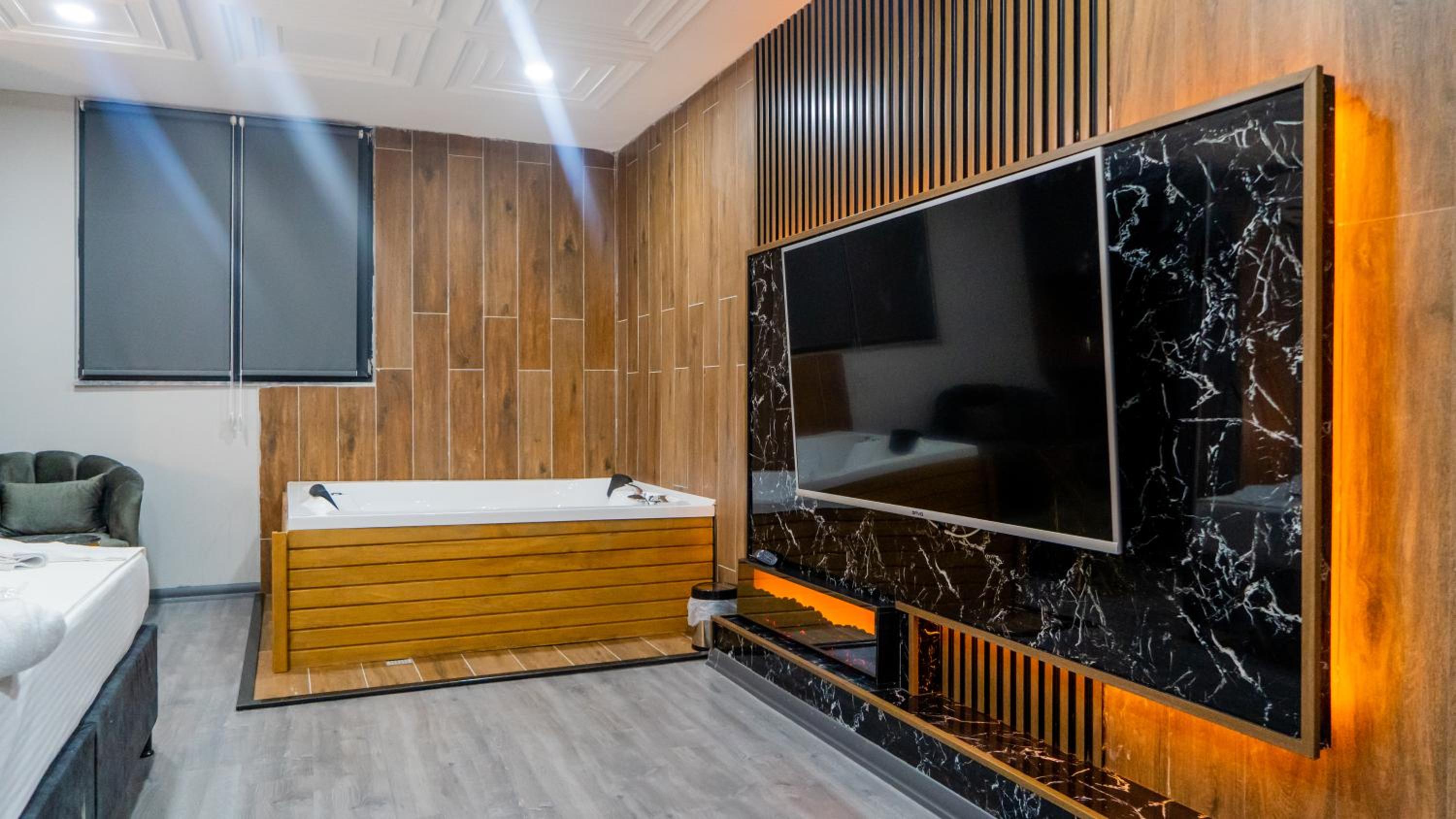 Suite with Spa Bath - Photo 11
