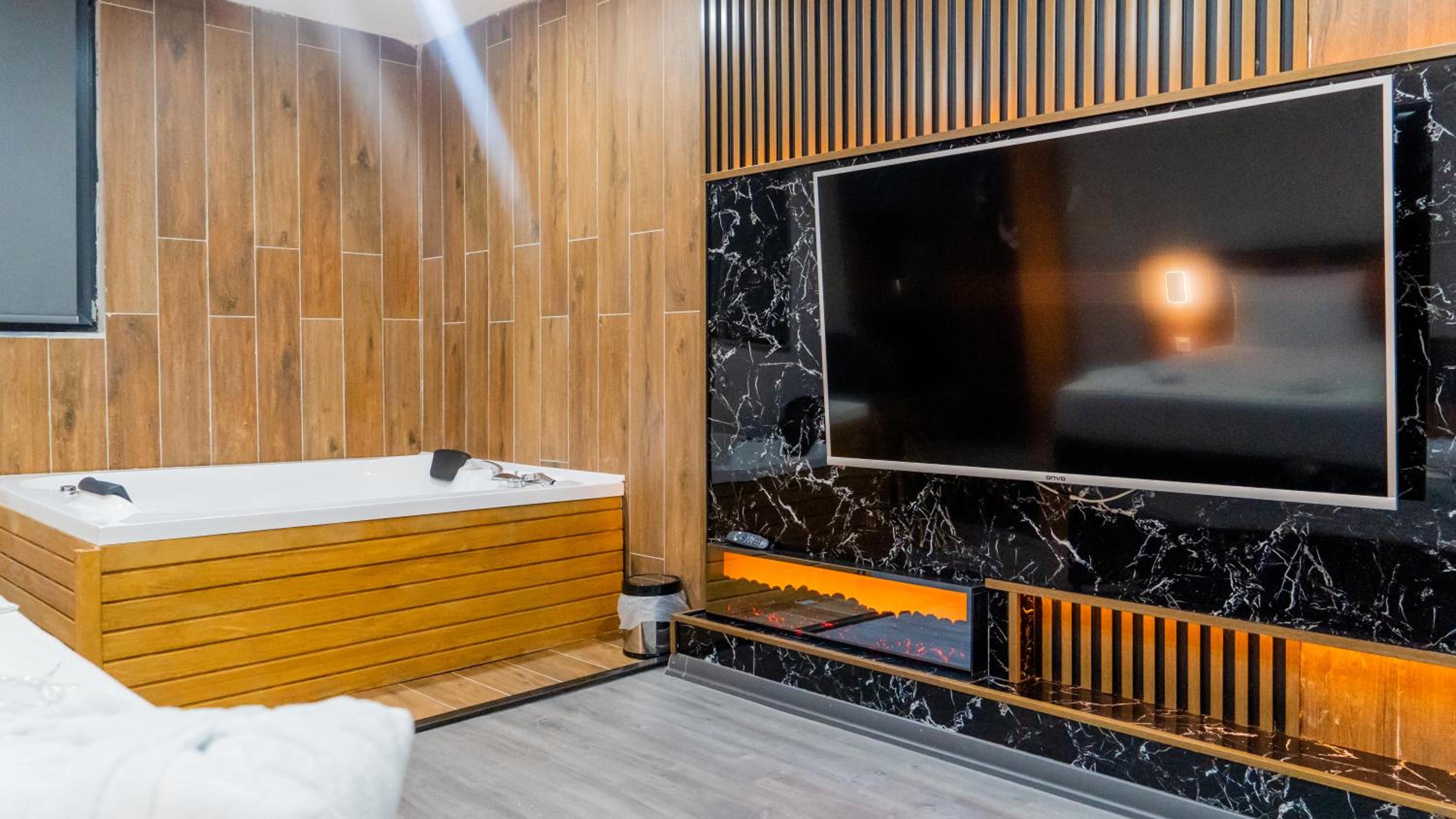 Suite with Spa Bath - Photo 7