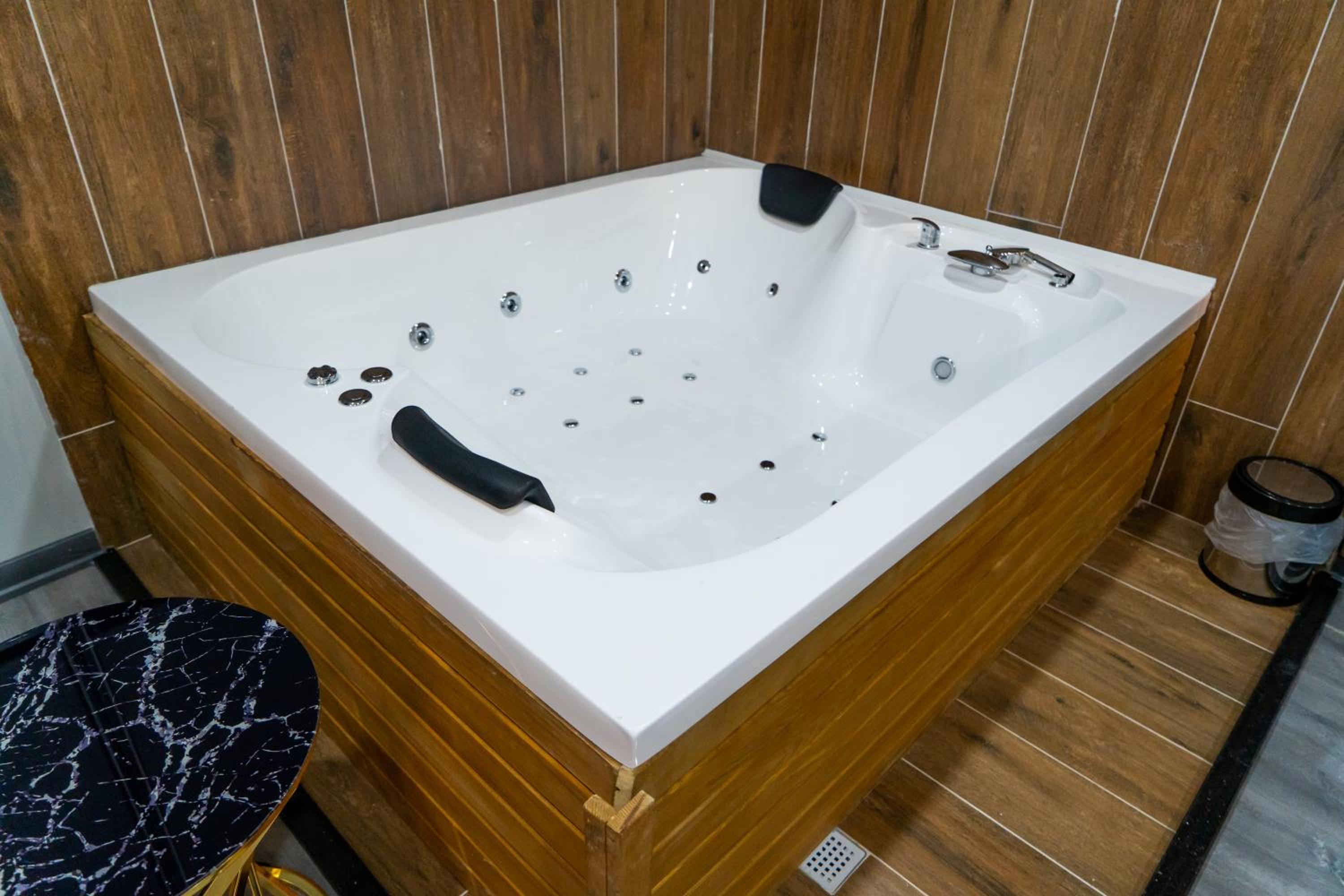 Suite with Spa Bath - Photo 9