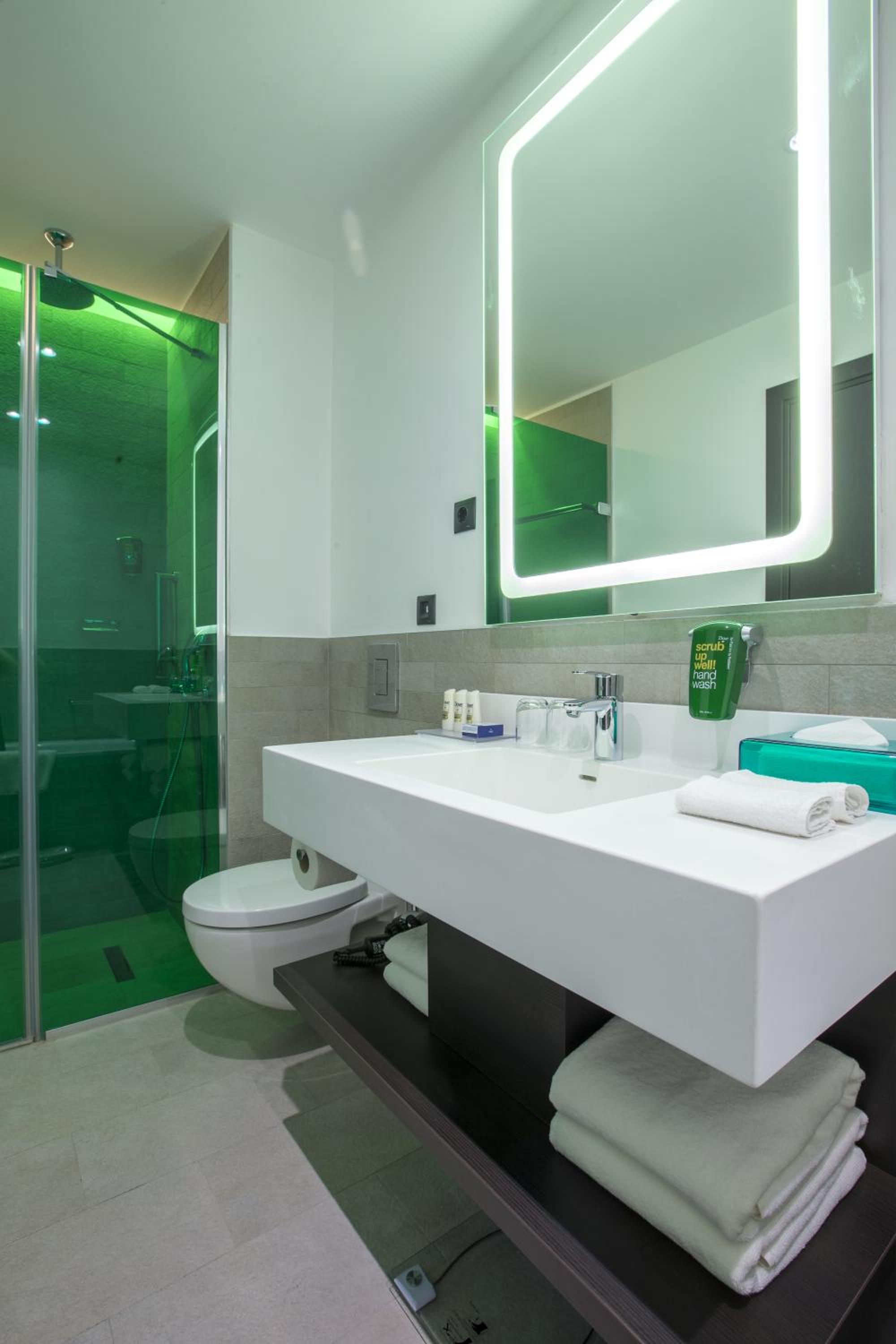 Superior Guest Room thumbnail 6