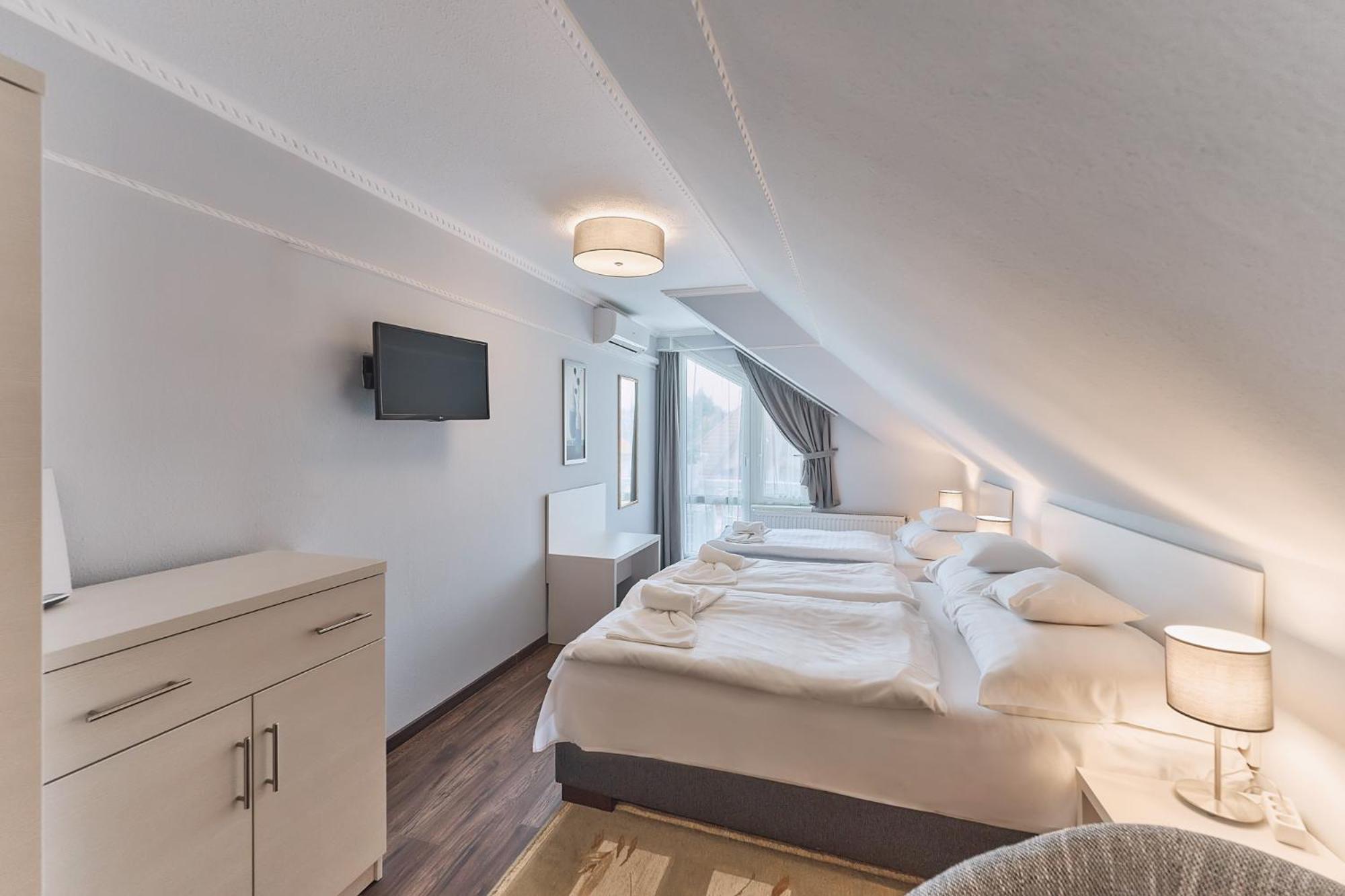 Triple Room with Balcony - Photo 8