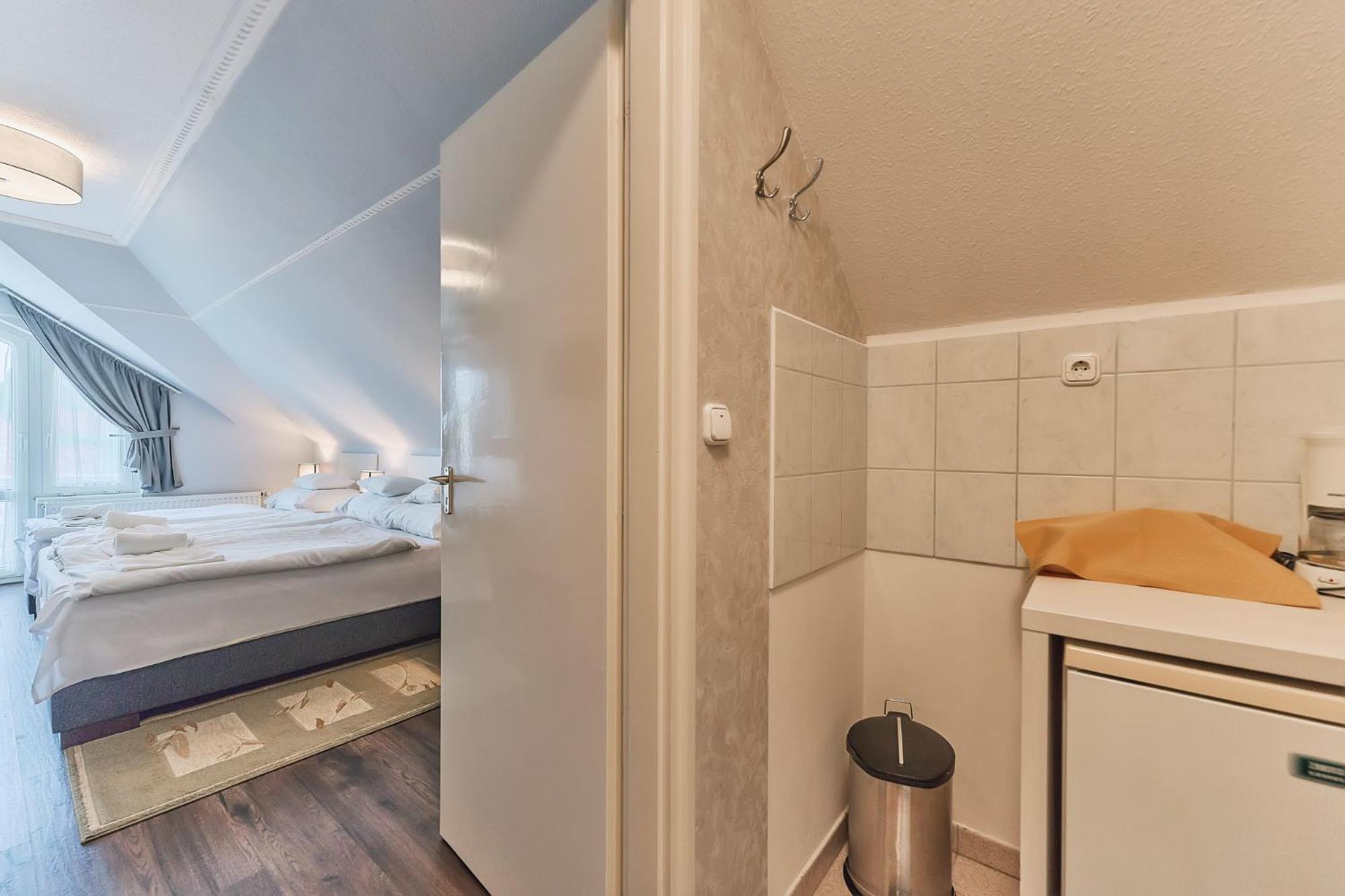 Triple Room with Balcony - Photo 7