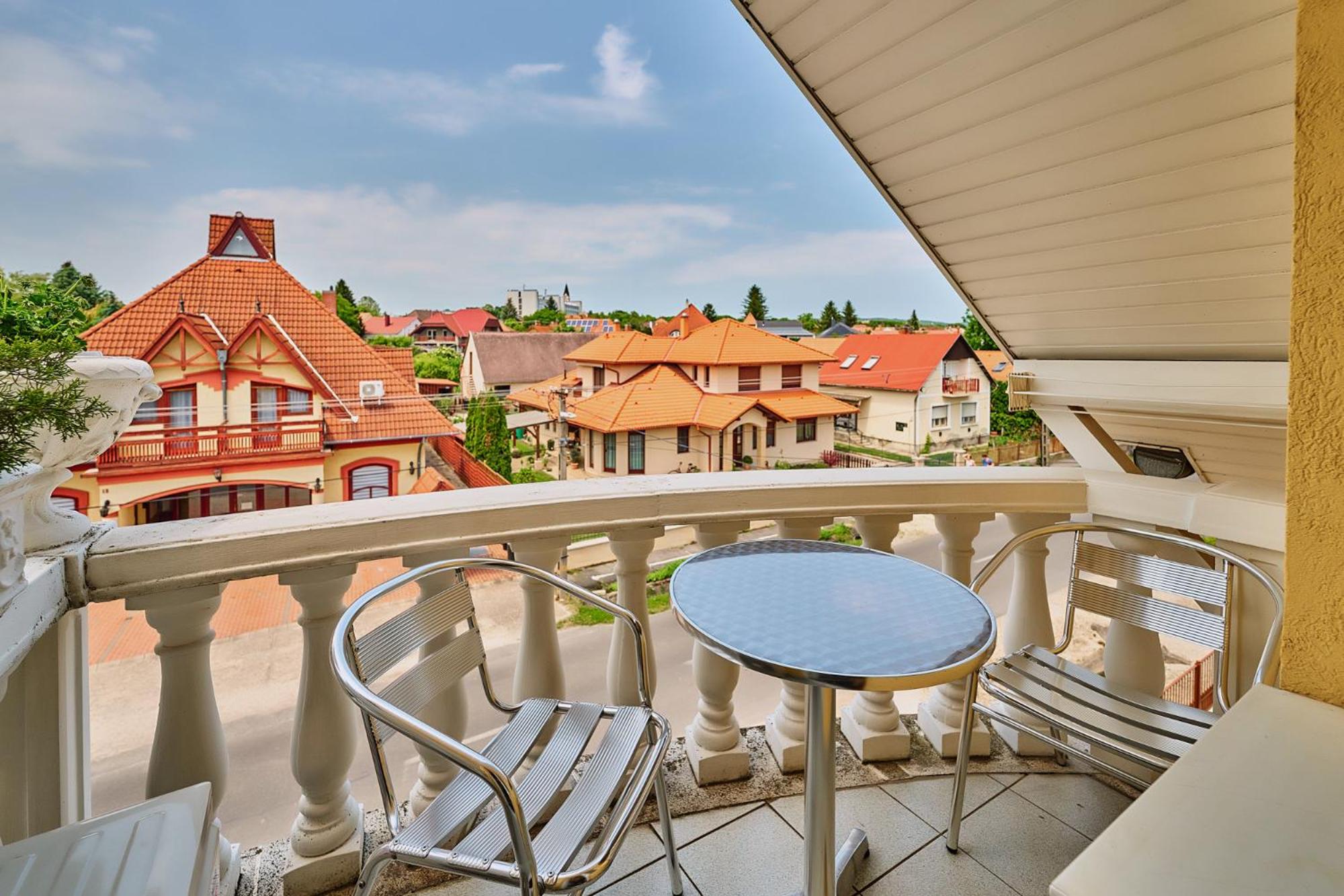 Triple Room with Balcony - Photo 5