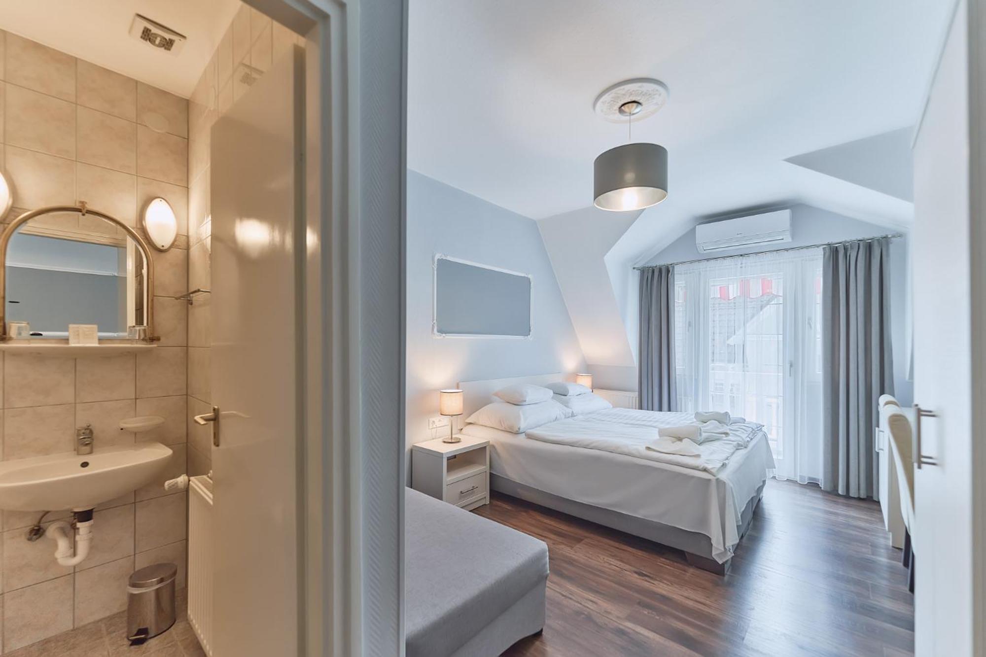 Double Room with Balcony - Photo 4