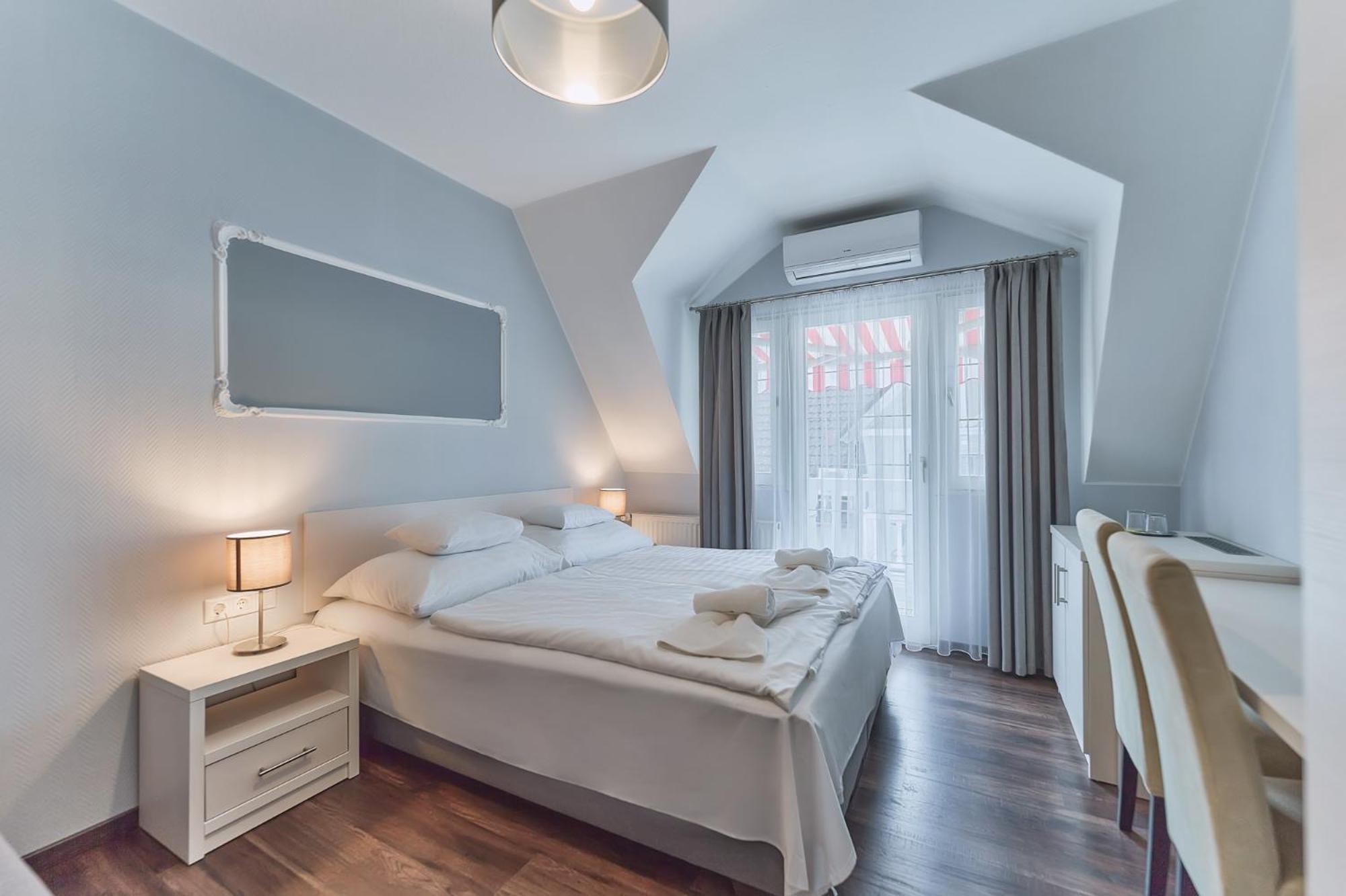 Double Room with Balcony - Photo 3