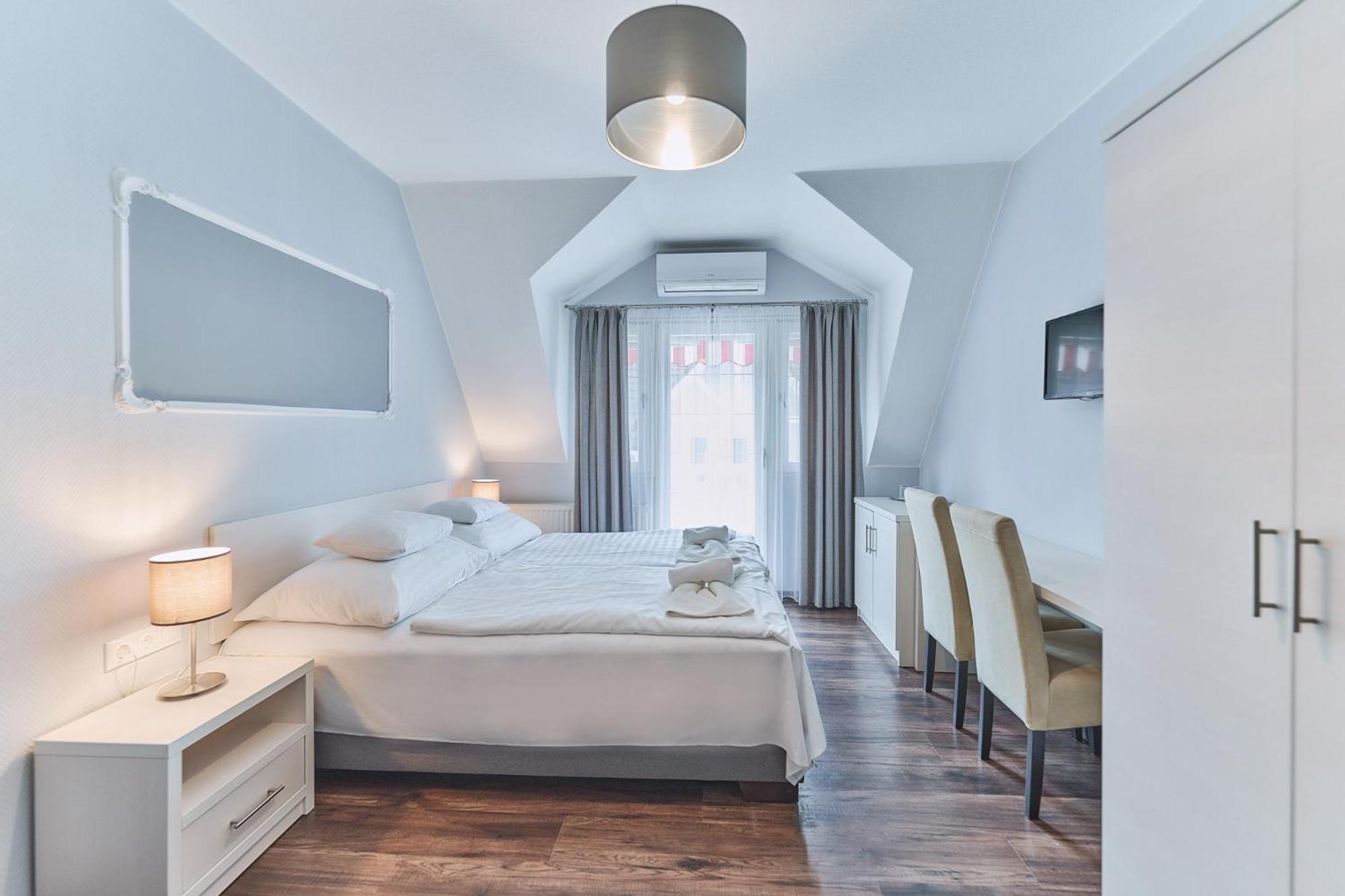 Double Room with Balcony - Photo 2