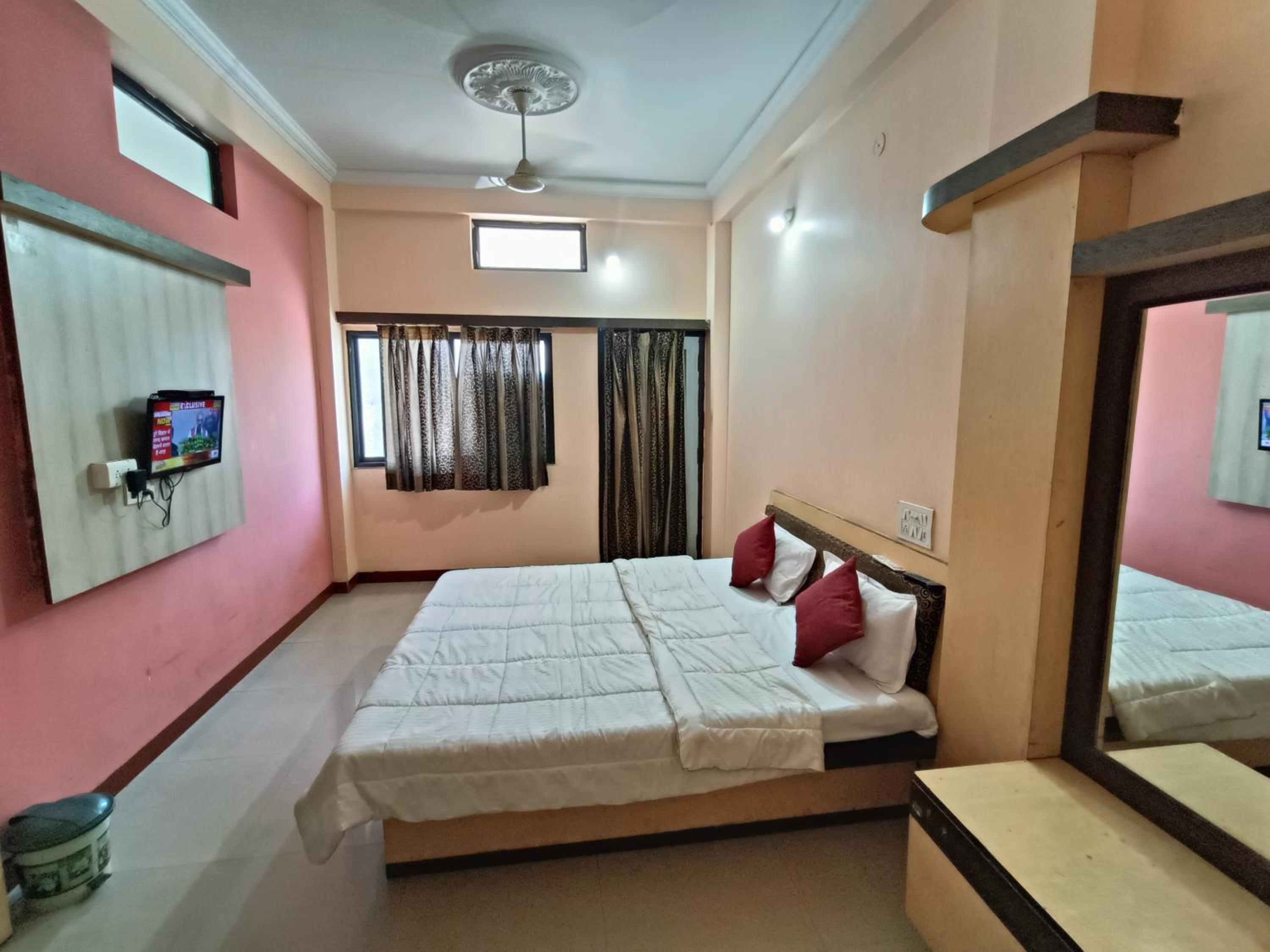 Deluxe Double Room (2 Adults + 1 Child)