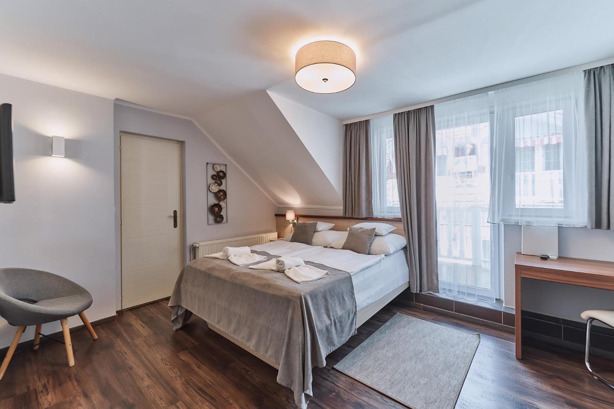 Large Double Room - Photo 5