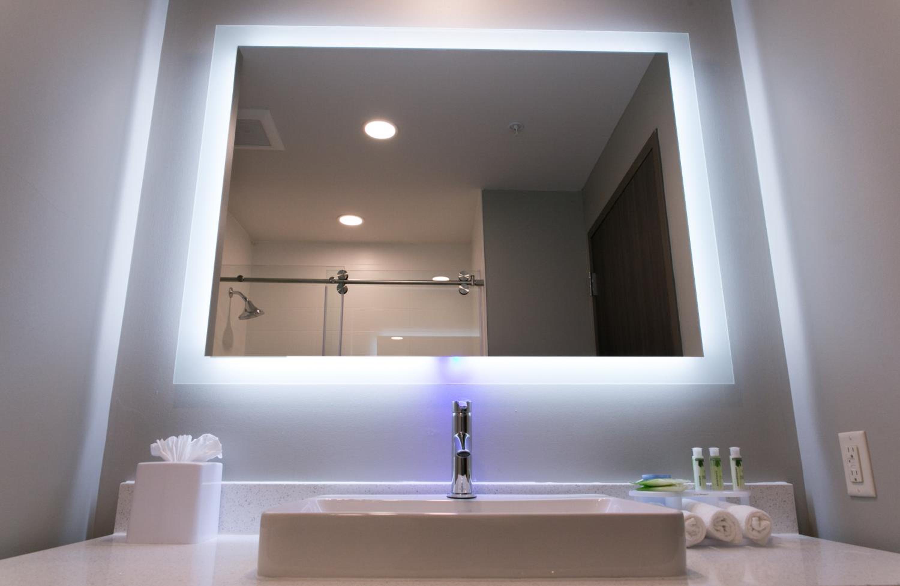 Deluxe Twin Room with Accessible Trans Shower - Non-Smoking photo 2