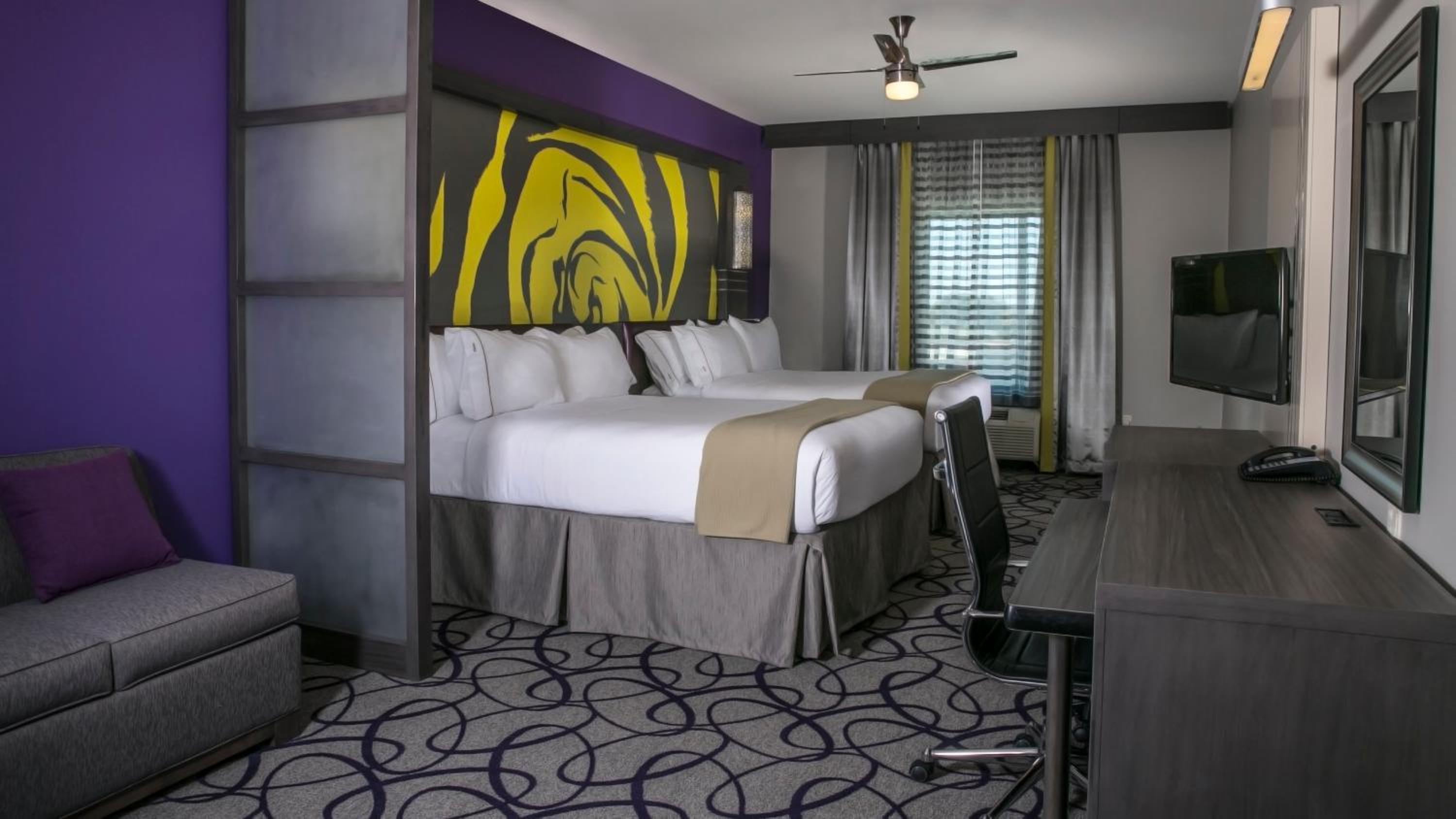 Deluxe Twin Room with Accessible Trans Shower - Non-Smoking photo 3