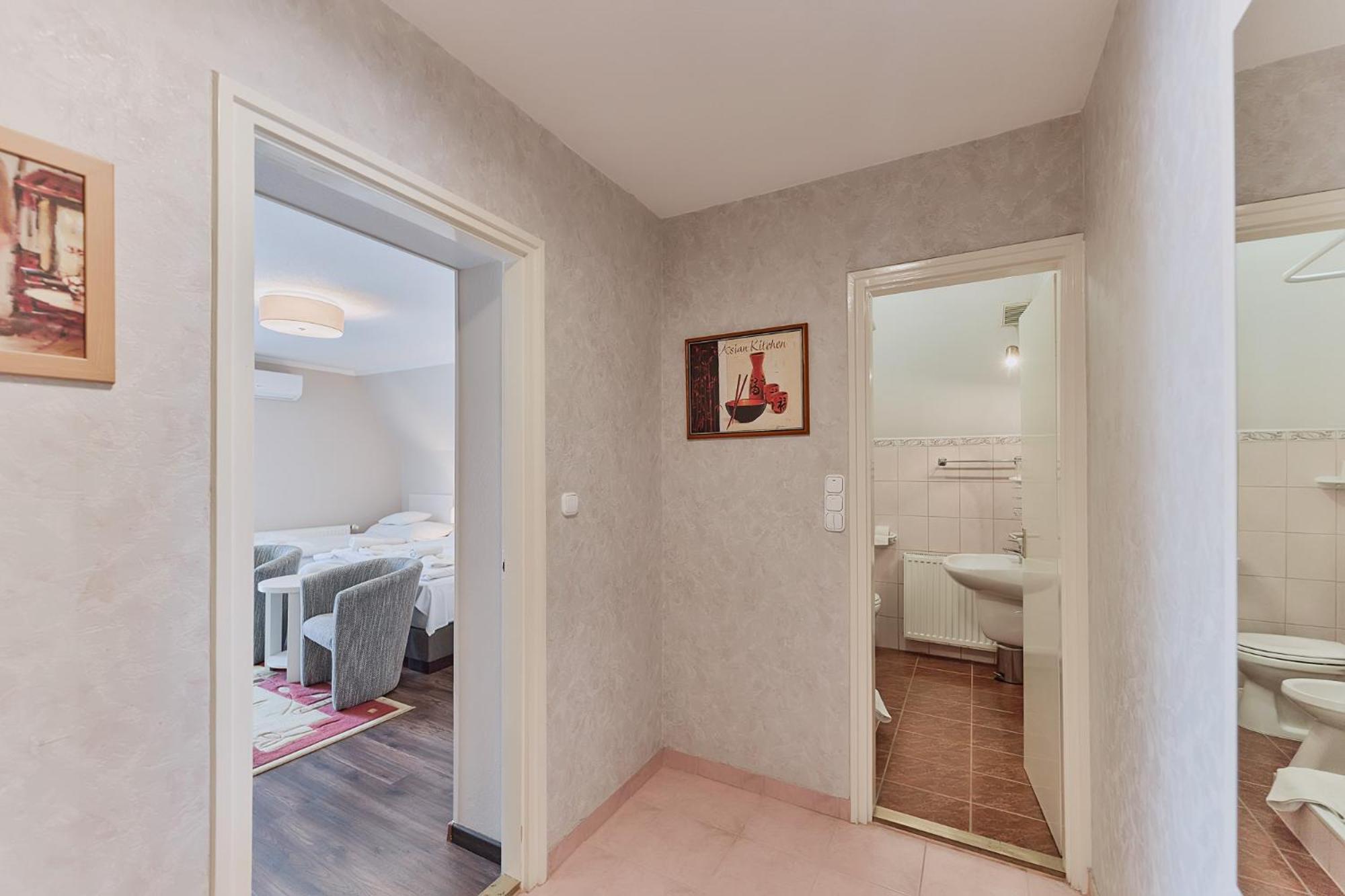 Quadruple Room with Bathroom - Photo 4