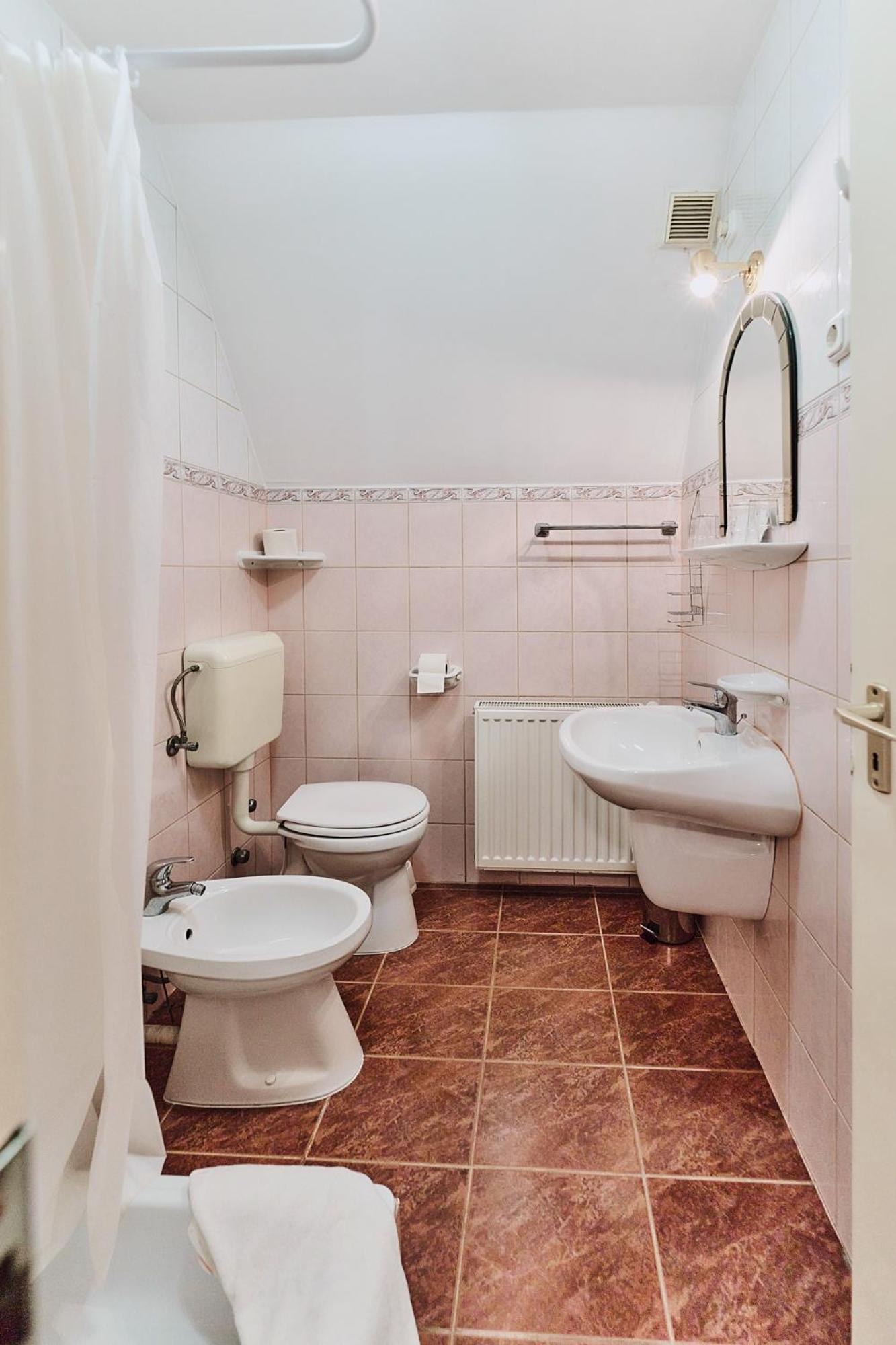 Quadruple Room with Bathroom - Photo 2