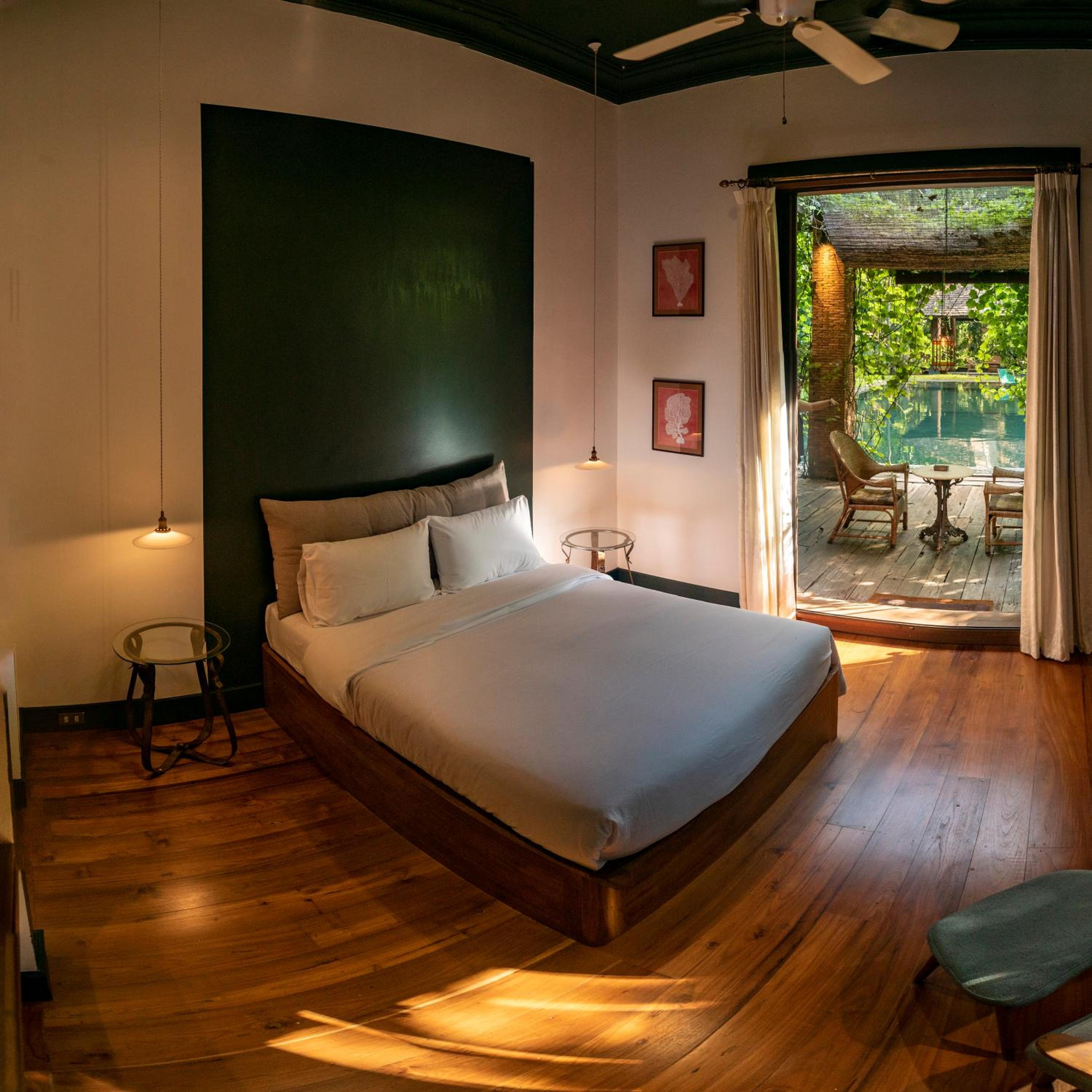 Suite with Pool View - Photo 1