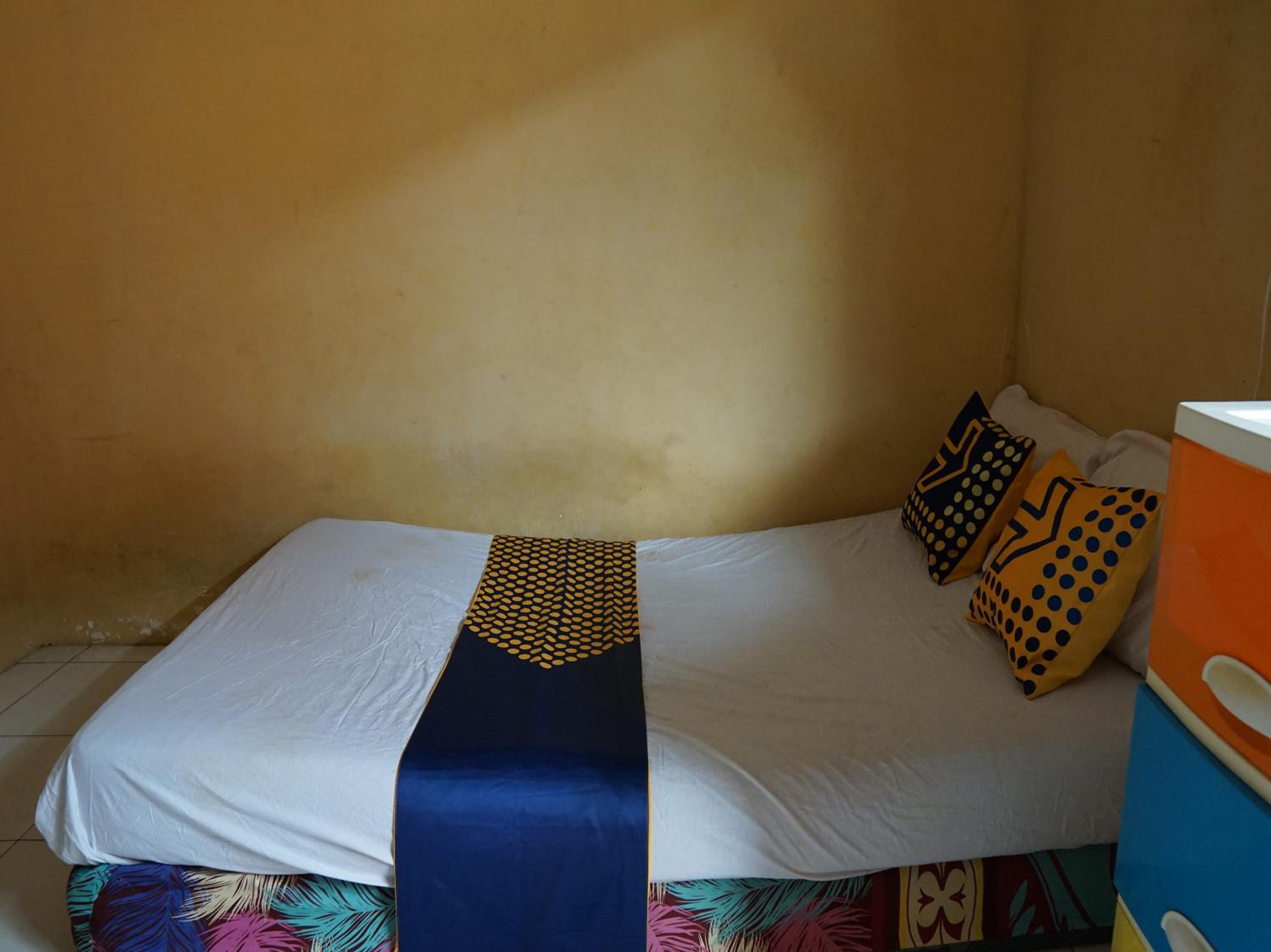 Budget Double Room - Photo 9