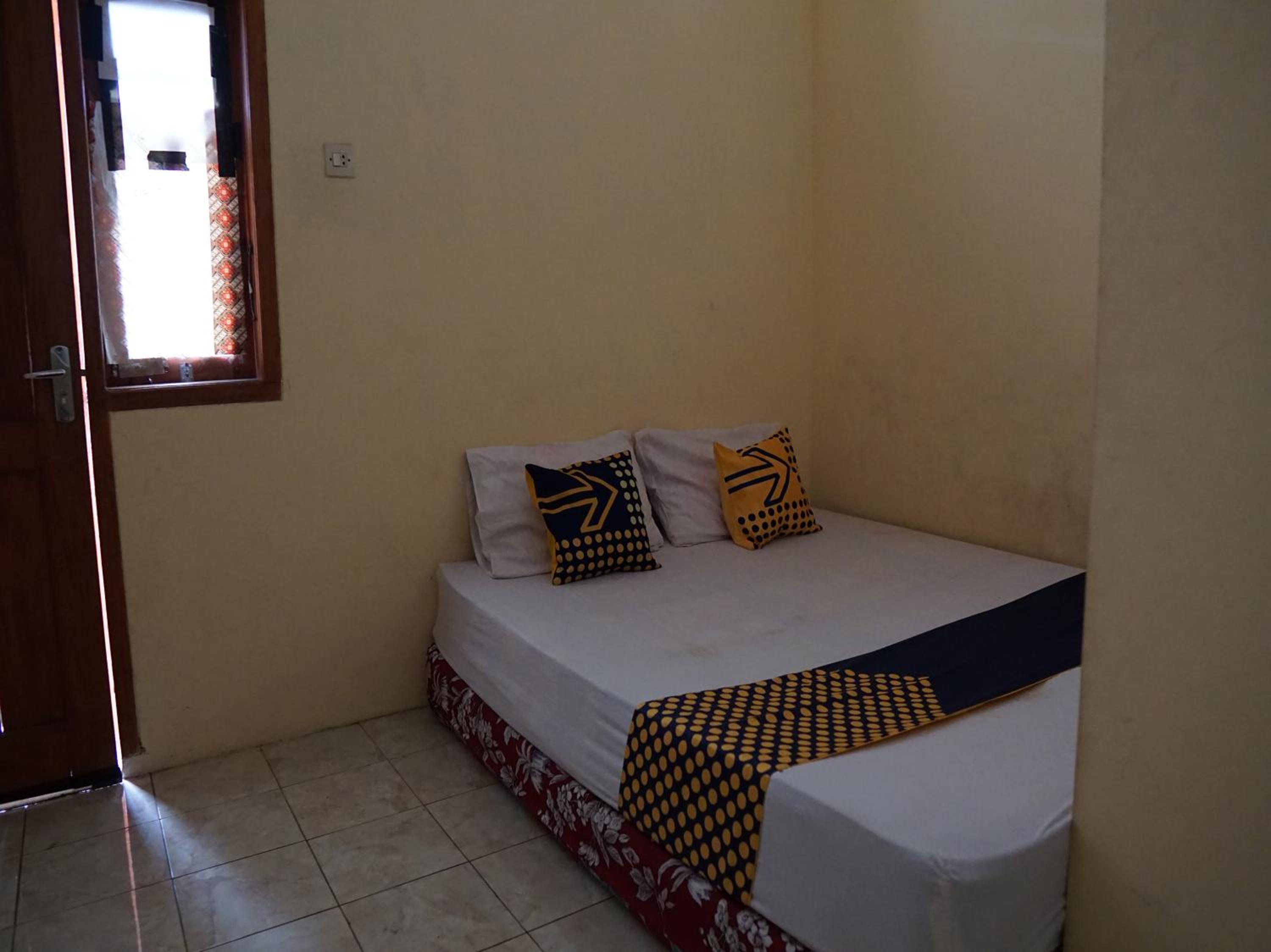 Budget Double Room - Photo 16