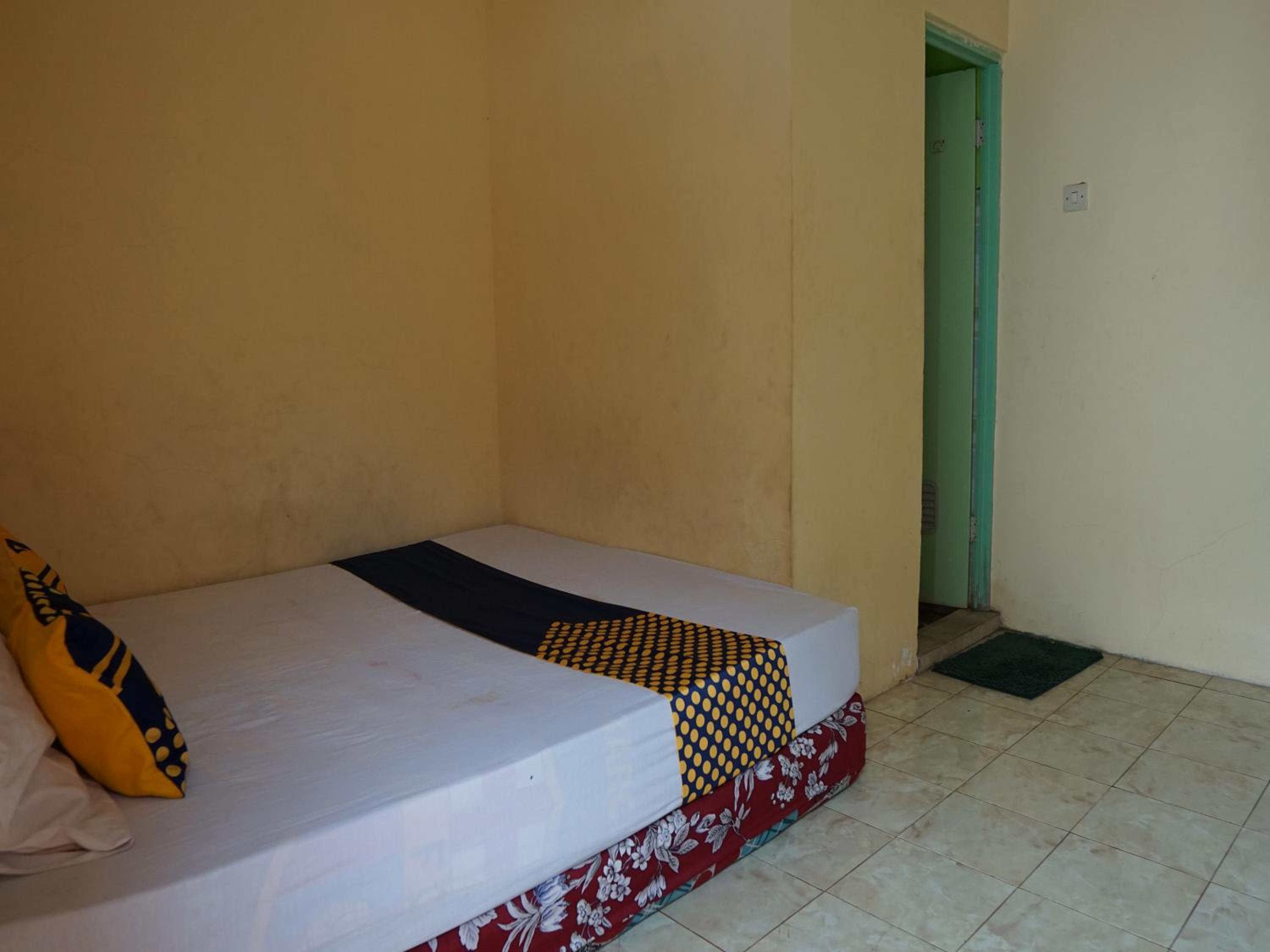 Budget Double Room - Photo 14