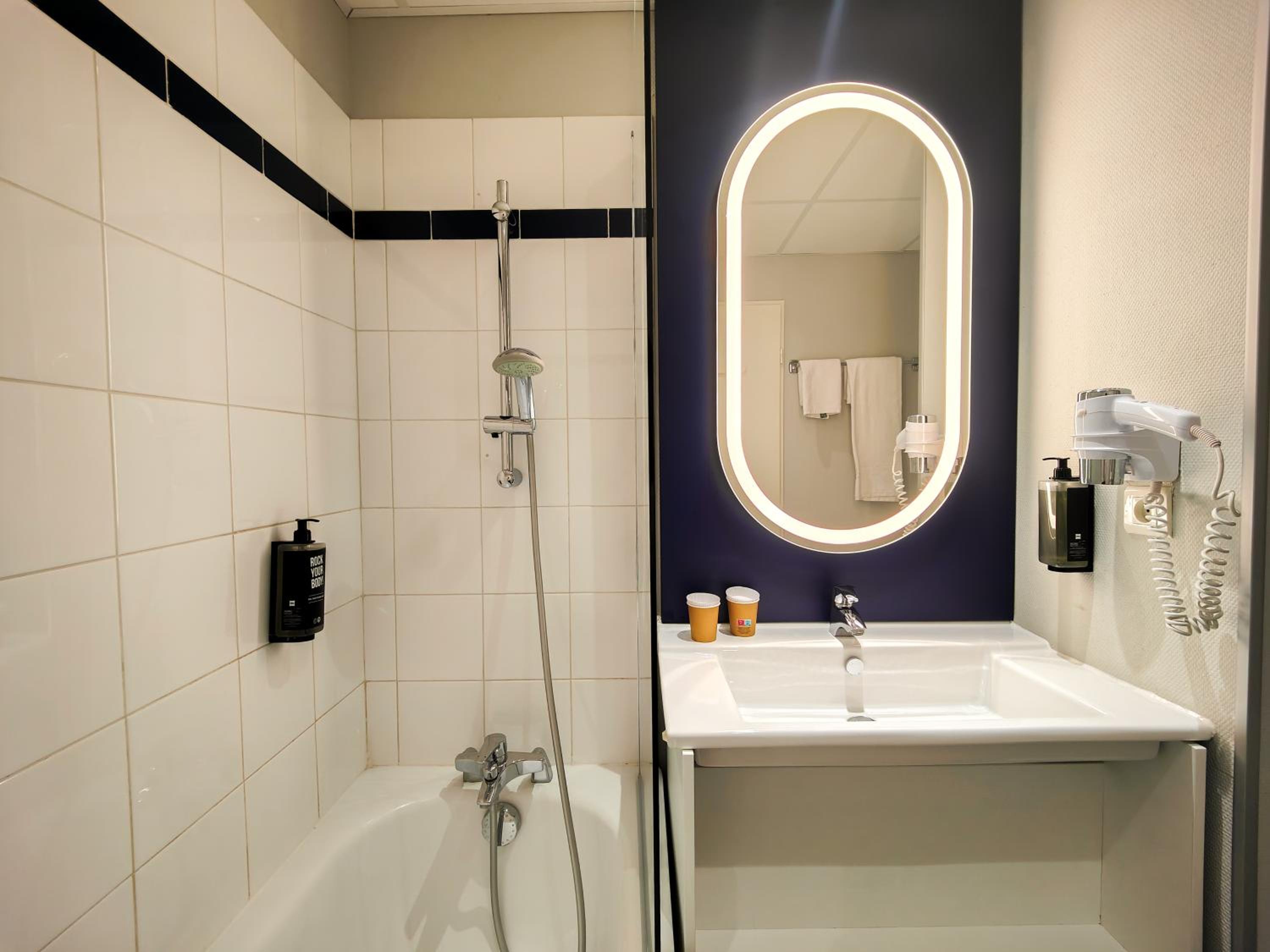 Standard Double Room - Photo 11