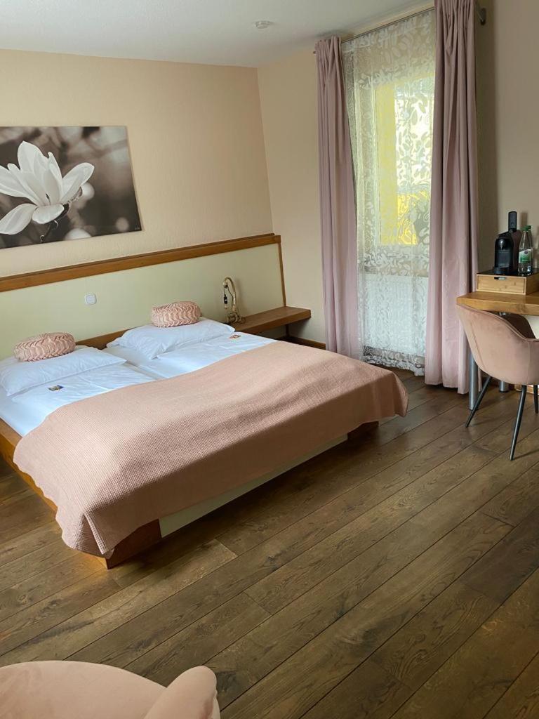 Large Double Room - Photo 8