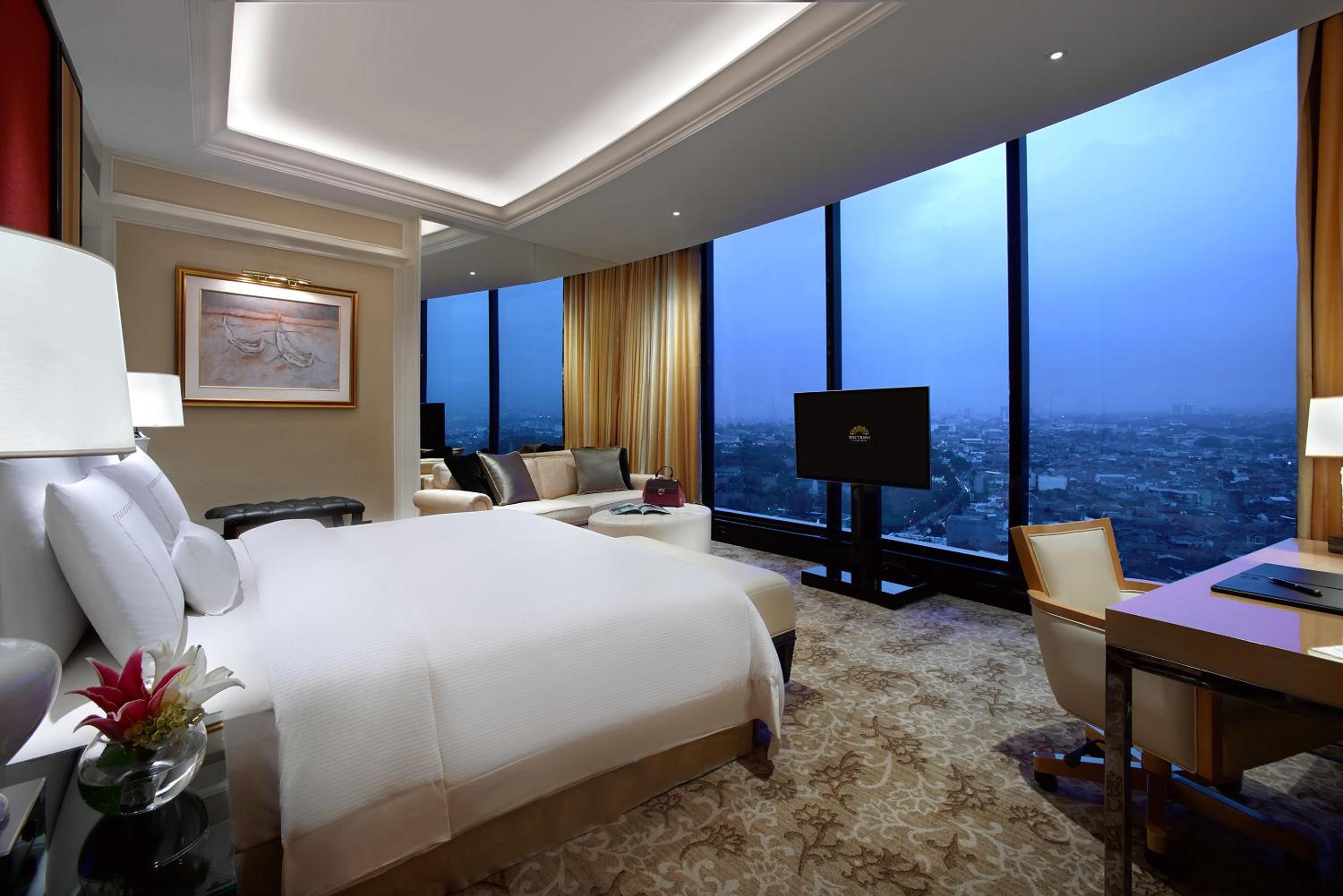 Celebrity Suite with Free Benefit - Photo 1
