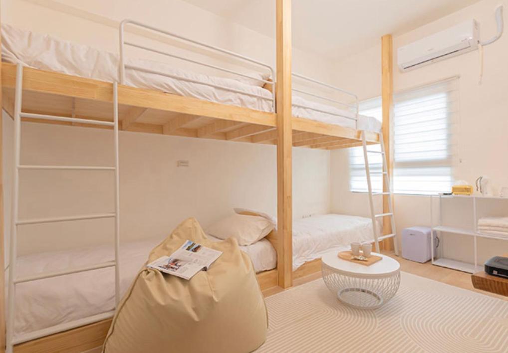 Quadruple Room with Private Bathroom photo 1