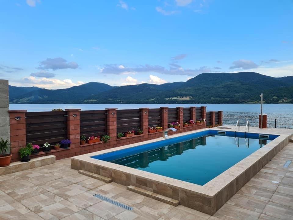 Six-Bedroom House - Photo 13