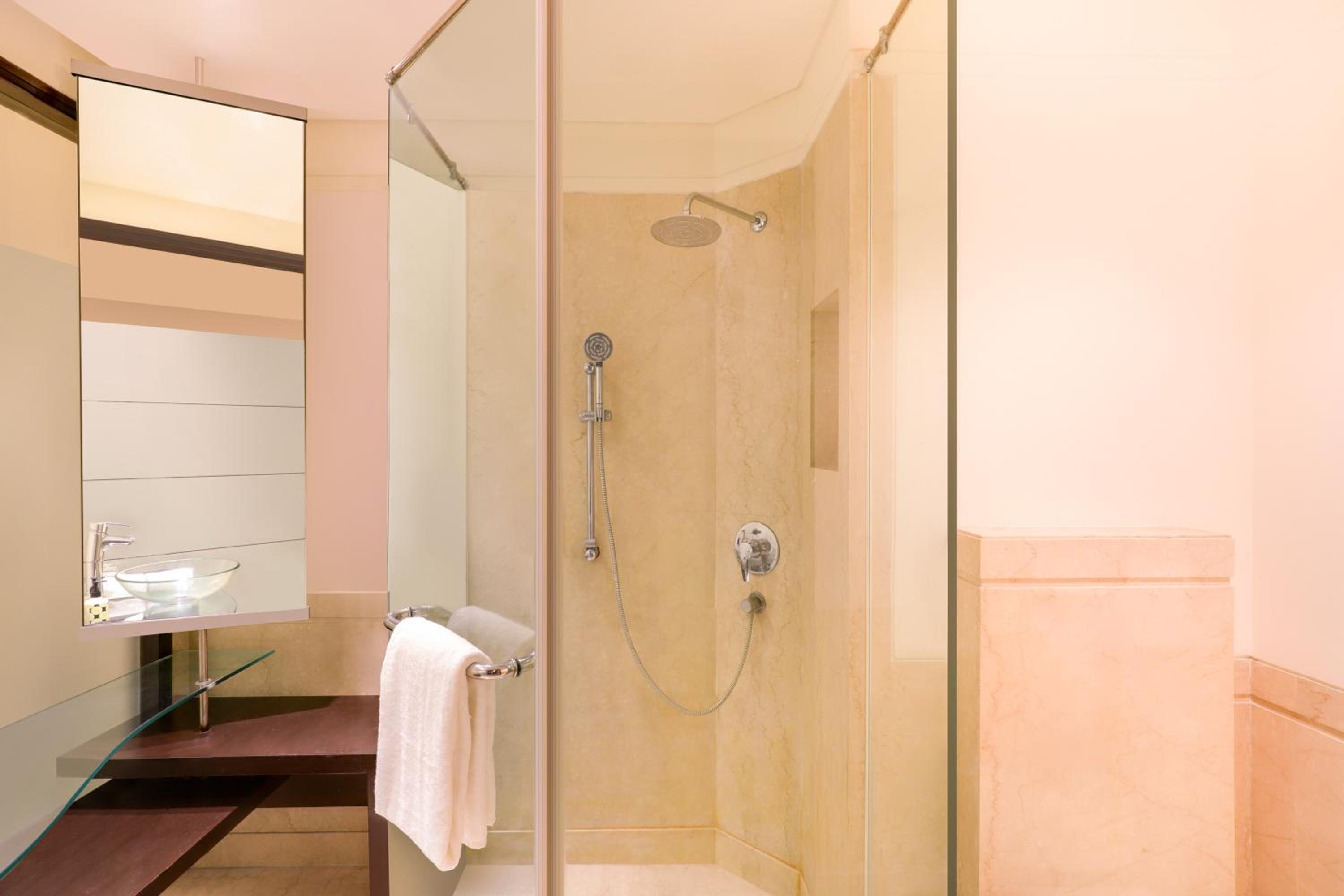 Business Room with 1+1 (Happy hours from 5 PM to 9 PM) and 2 Pcs of Laundry complimentary per room per stay photo 3