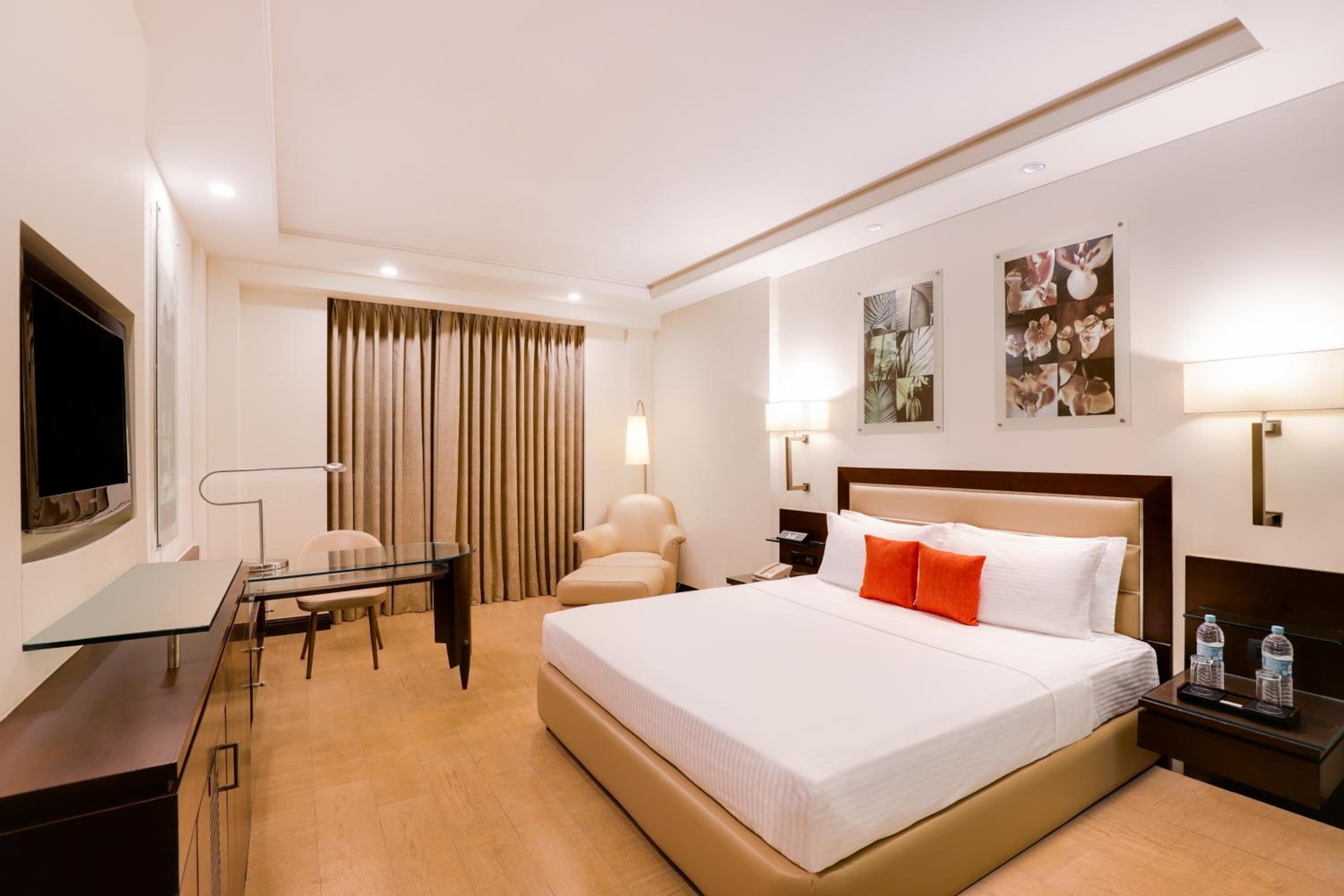 Deluxe King or Twin Room with 1+1 (Happy hours from 5 PM to 9 PM) and 2 Pcs of Laundry complimentary per room per stay photo 1
