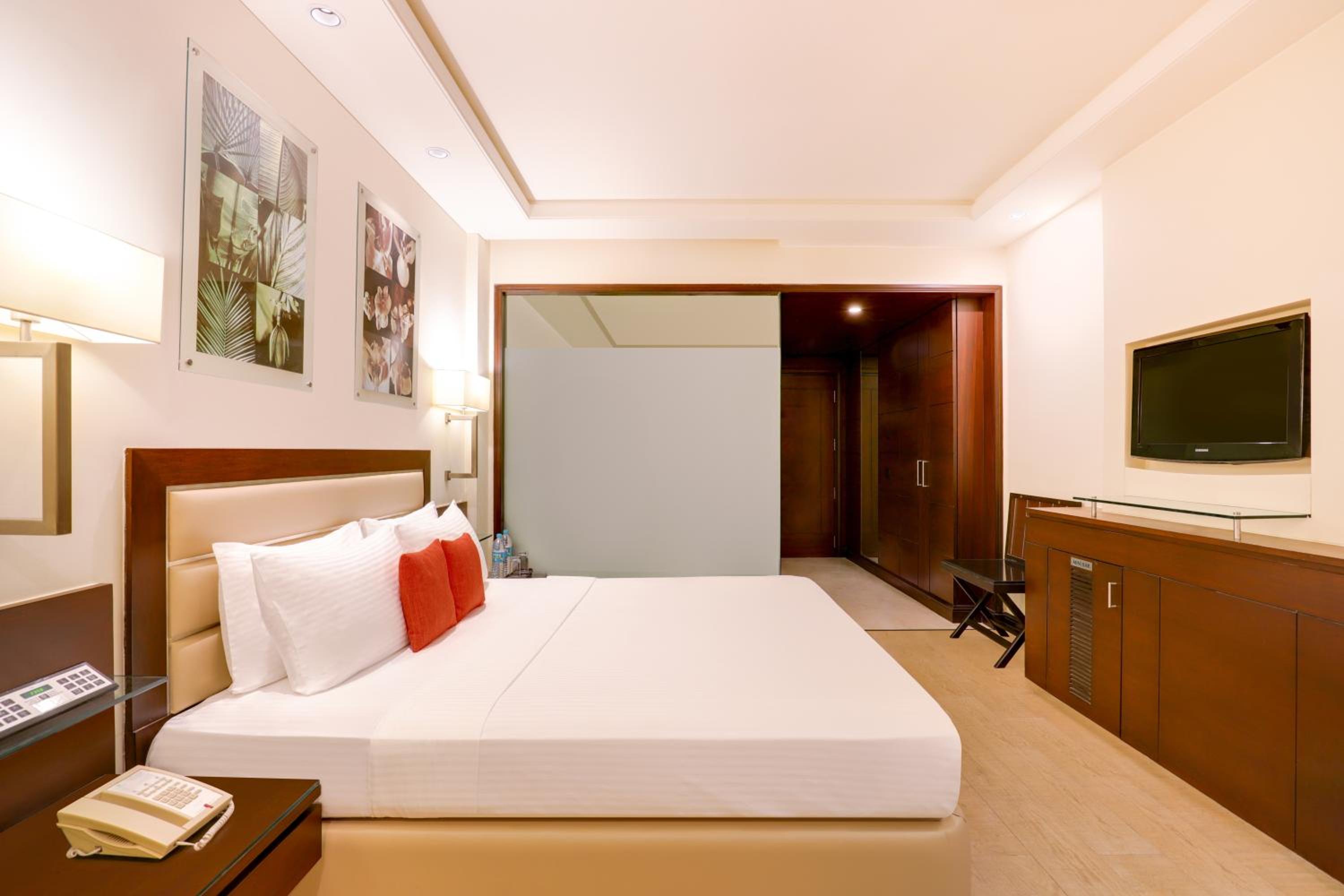 Business Room with 1+1 (Happy hours from 5 PM to 9 PM) and 2 Pcs of Laundry complimentary per room per stay photo 1
