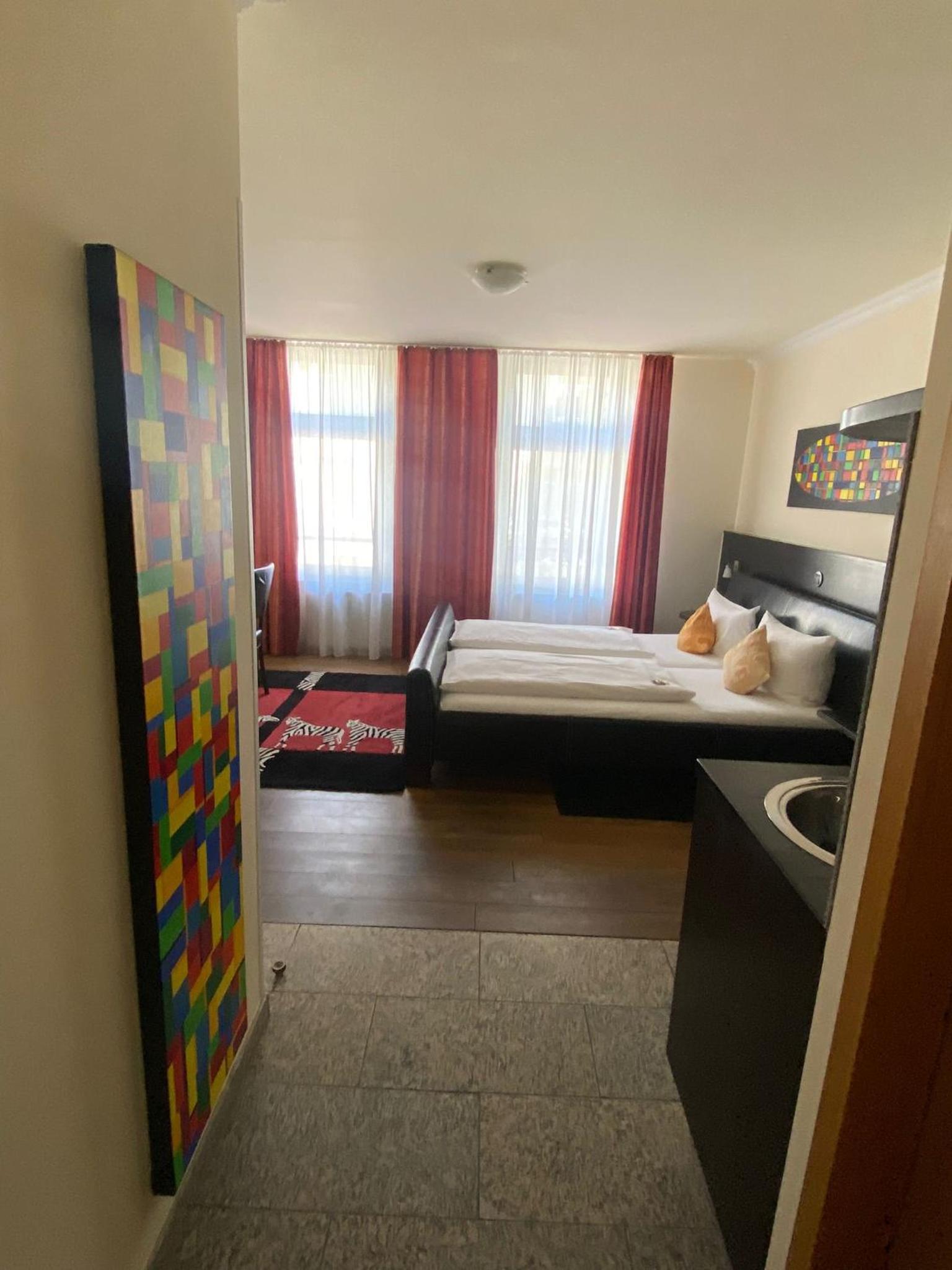 Large Double Room - Photo 16
